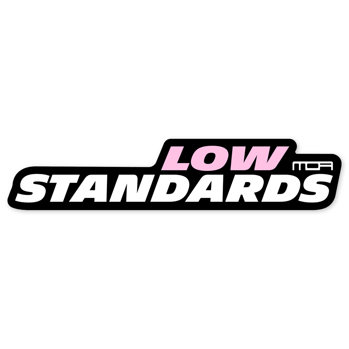 Diseño plano de una placa negra escalonada con la palabra LOW en rosa pálido arriba y STANDARDS en blanco debajo, las dos en cursiva ancha, y el rótulo MOA perfilado en la esquina superior derecha.