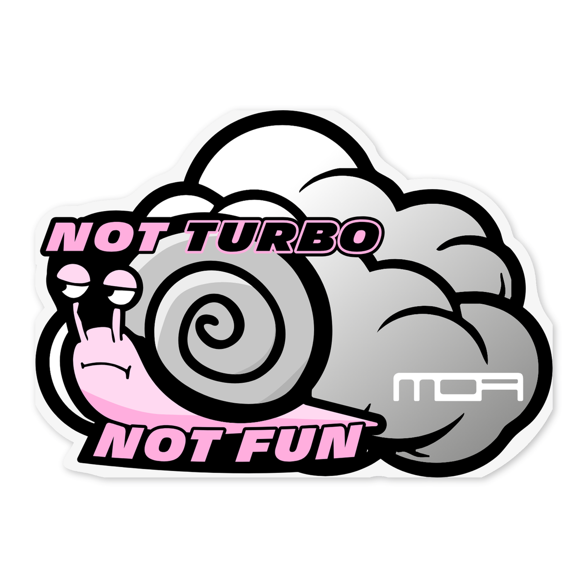 Caracol de dibujo animado en grises con la concha en espiral y el cuerpo rosa pálido, con los párpados caídos y la boca recta, sobre una nube de humo gris, con el lema NOT TURBO NOT FUN en rosa claro y el logotipo de MOA dentro de la nube.