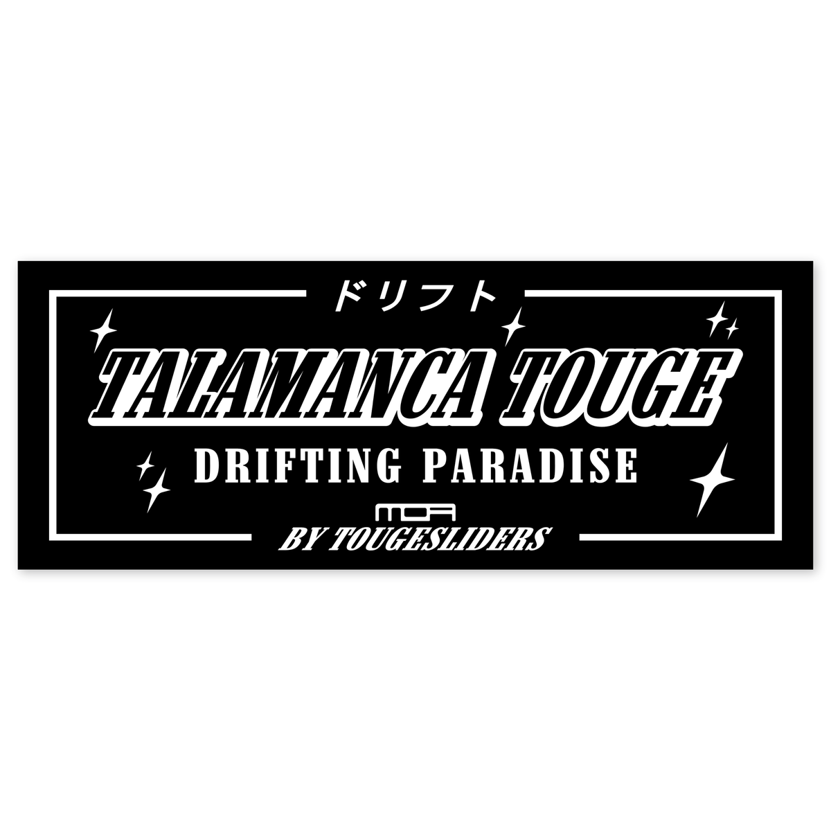 Diseño plano de una placa rectangular de fondo negro y esquinas vivas, con todo el texto en blanco: marco fino de esquinas abiertas, tres caracteres japoneses arriba, el rótulo TALAMANCA TOUGE en cursiva ancha con sombra, DRIFTING PARADISE debajo en romana espaciada, el logotipo de MOA al pie y ocho destellos de cuatro puntas repartidos por los laterales.