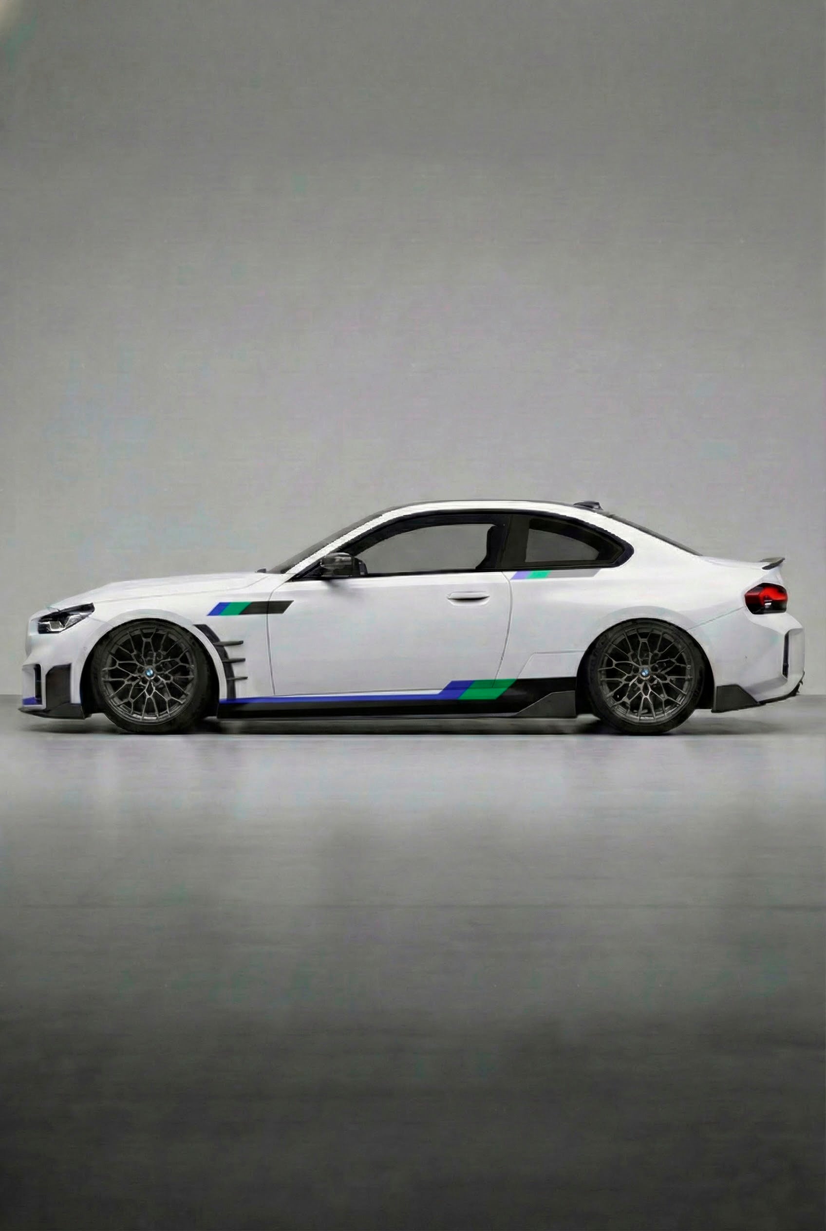 Imagen fotorrealista de un BMW con el Kit de Vinilo Clásico Franjas Motorsport Alpina. Un vinilo de alta durabilidad y resistencia, perfecto para darle un look de carreras auténtico a tu coche BMW.
