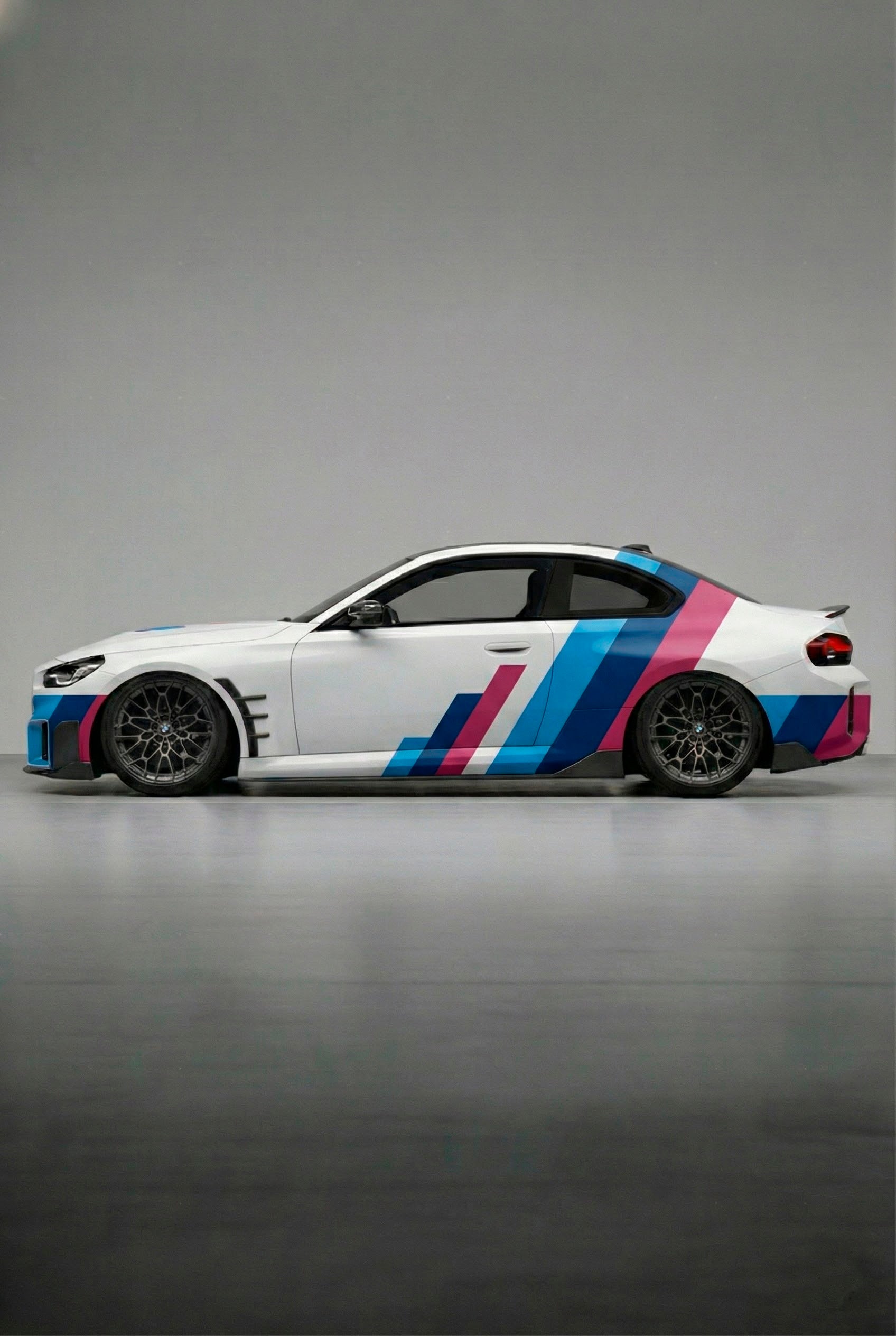 Imagen fotorrealista de un BMW con el Kit de Vinilo Dynamic Gradient aplicado en el lateral. Este vinilo de alta calidad presenta un sofisticado efecto de transición o degradado, ofreciendo una personalización moderna y un aspecto futurista. Ideal para auto-instalación (DIY).