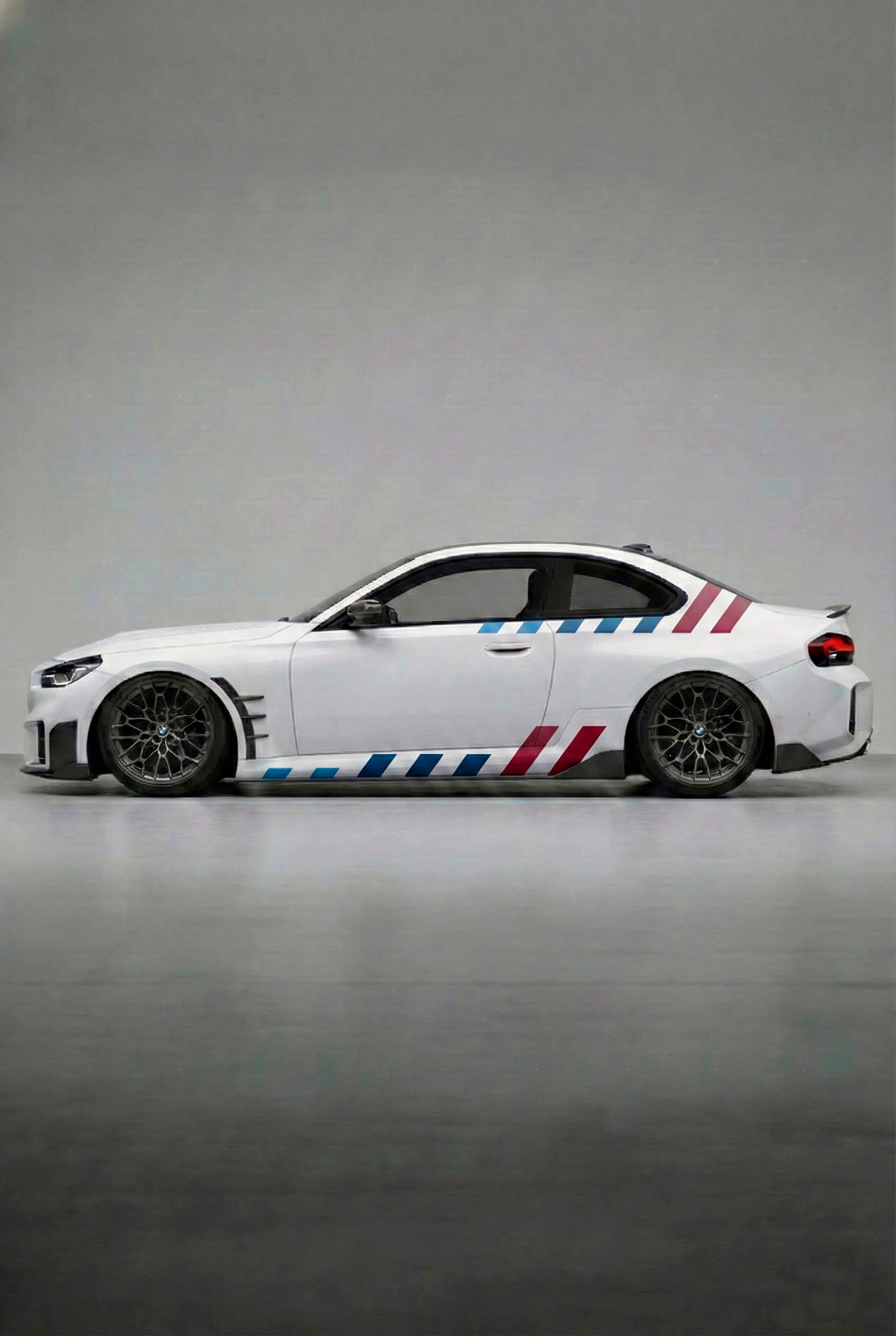 Imagen fotorrealista de un BMW con el Kit de Vinilo Franjas Performance Stripes. Este vinilo de alta calidad con los colores icónicos de M Power (azul, azul claro y rojo) es perfecto para personalizar el lateral de tu coche y conseguir un look M de competición, con instalación (DIY) sencilla.