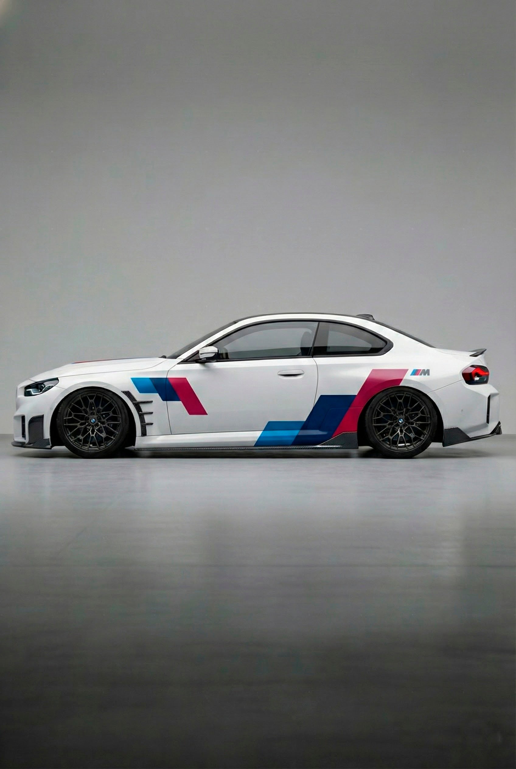 Imagen fotorrealista de un BMW con el Kit de Vinilo Tri-Color Stripes aplicado en el centro del capó y el techo. Este vinilo de alta calidad recrea las icónicas franjas de M Power (azul, azul claro, rojo), ideal para una personalización total del vehículo y fácil auto-instalación (DIY).
