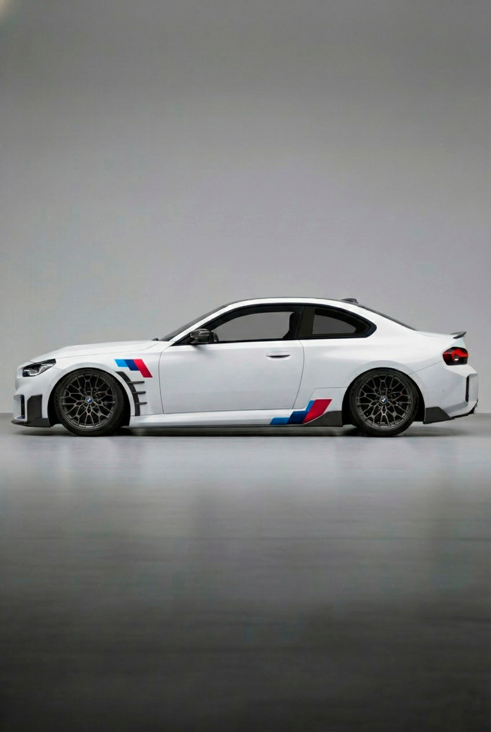 Imagen fotorrealista de un BMW luciendo el Kit de Vinilo Franjas Motorsport M-Power Clásico. Un vinilo de alta durabilidad y calidad premium, diseñado para replicar el auténtico look de competición BMW y que puedes instalar fácilmente tú mismo (DIY).