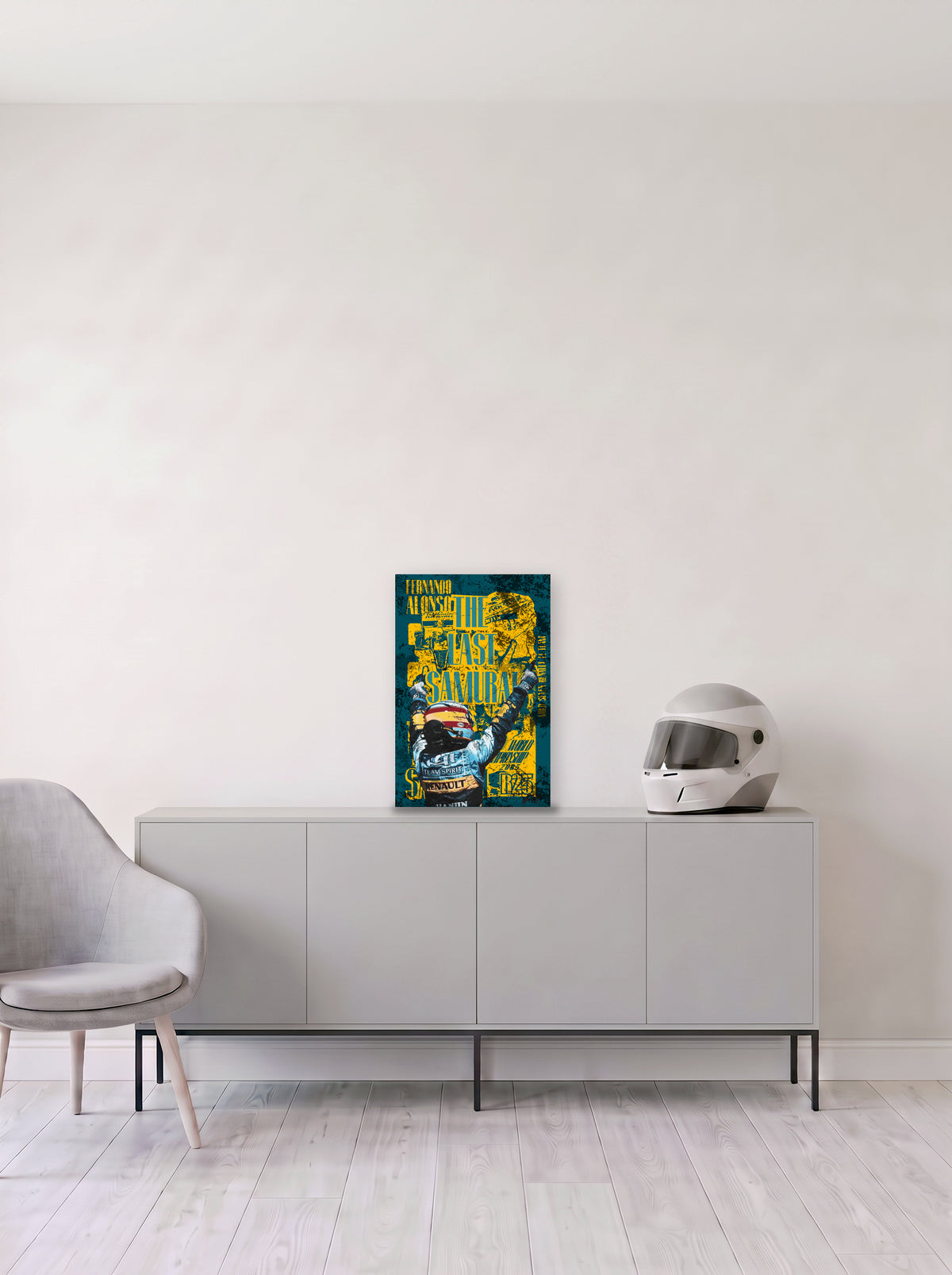 Poster The Last Samurai de Fernando Alonso celebrando, sobre fondo azul y amarillo de alto contraste, en medida 33,3 x 50 cm, apoyado sobre un aparador gris junto a un casco de competicion, decoracion racing de MOA-Grafics.