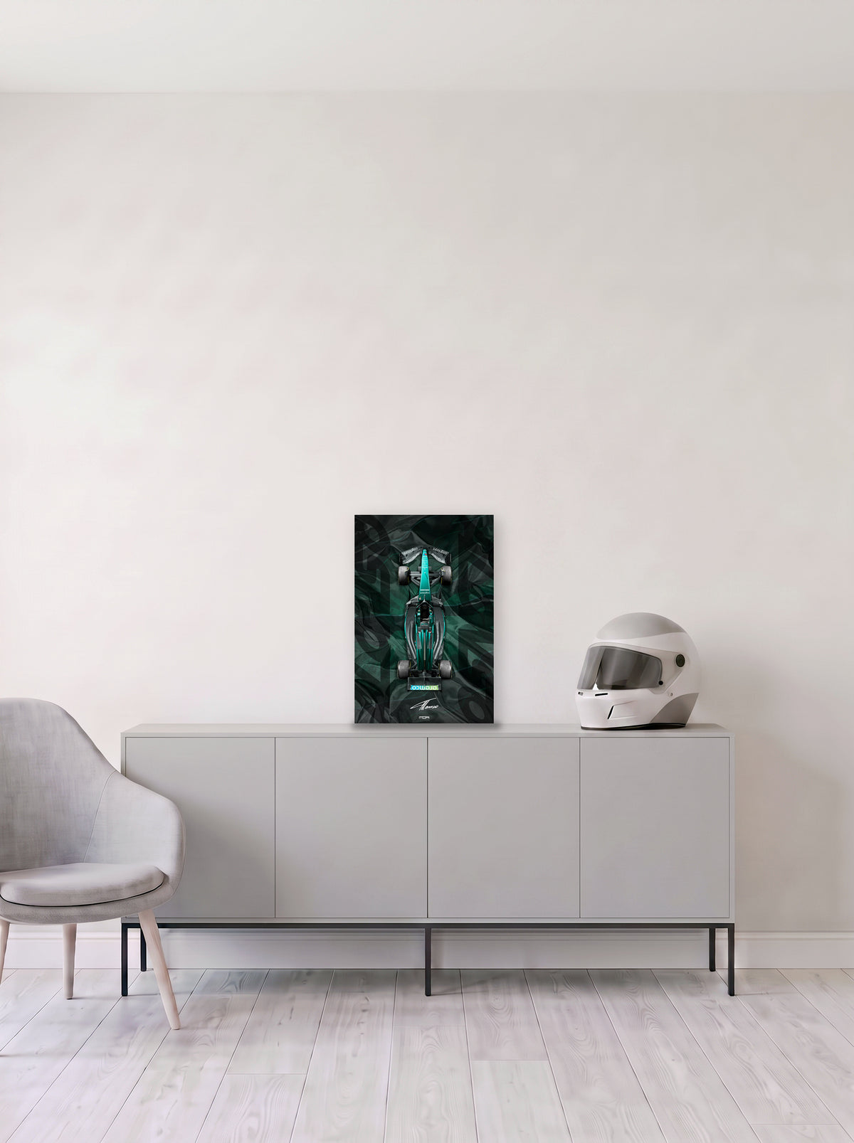 Poster del Aston Martin de Formula 1 de Fernando Alonso sobre fondo verde oscuro con formas superpuestas, en medida 33,3 x 50 cm, apoyado sobre un aparador gris junto a un casco de competicion, decoracion racing de MOA-Grafics.