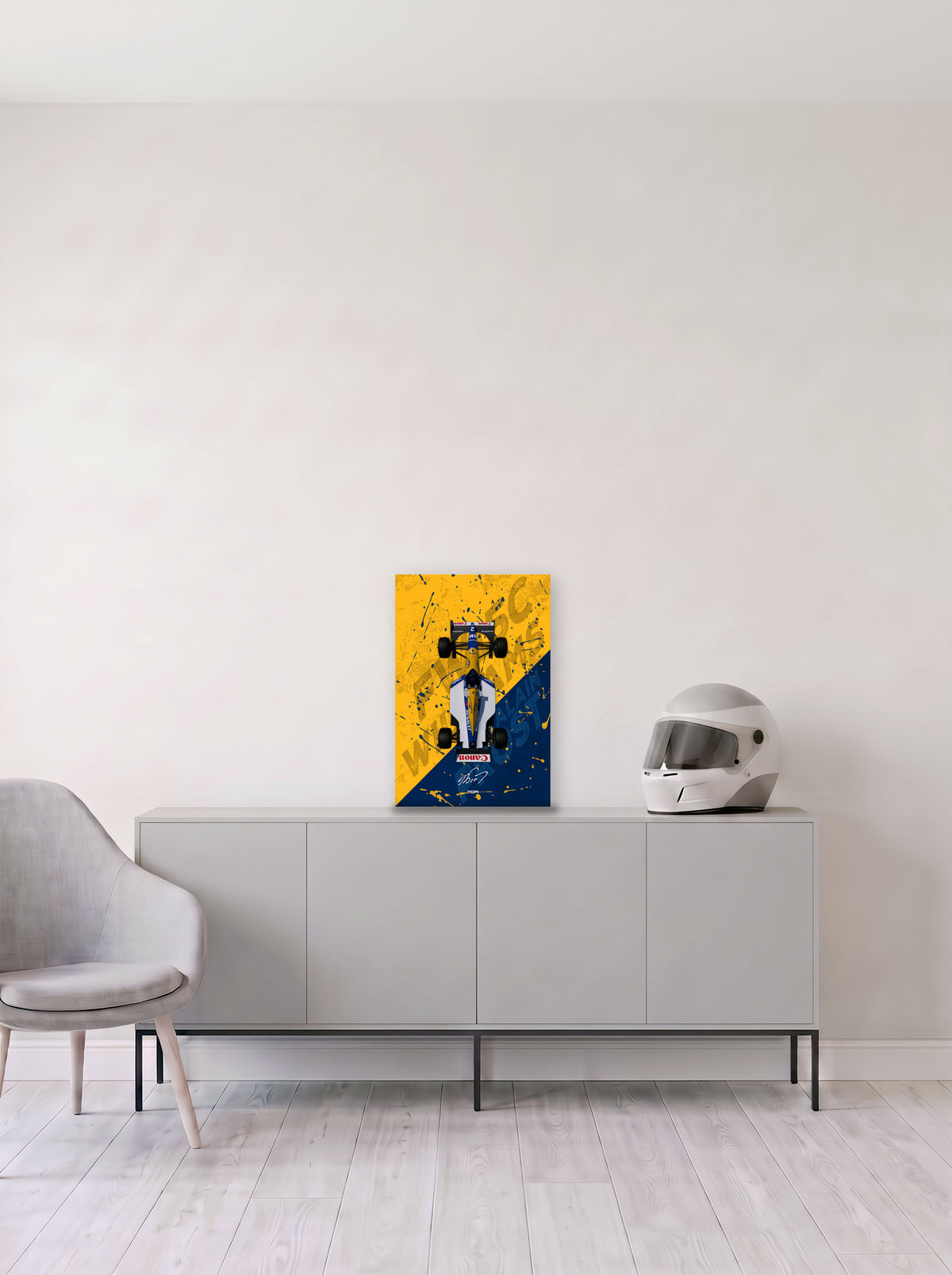 Poster del Williams FW15C de Alain Prost sobre fondo amarillo y azul, en medida 33,3 x 50 cm, apoyado sobre un aparador gris junto a un casco de competicion, decoracion racing de MOA-Grafics.