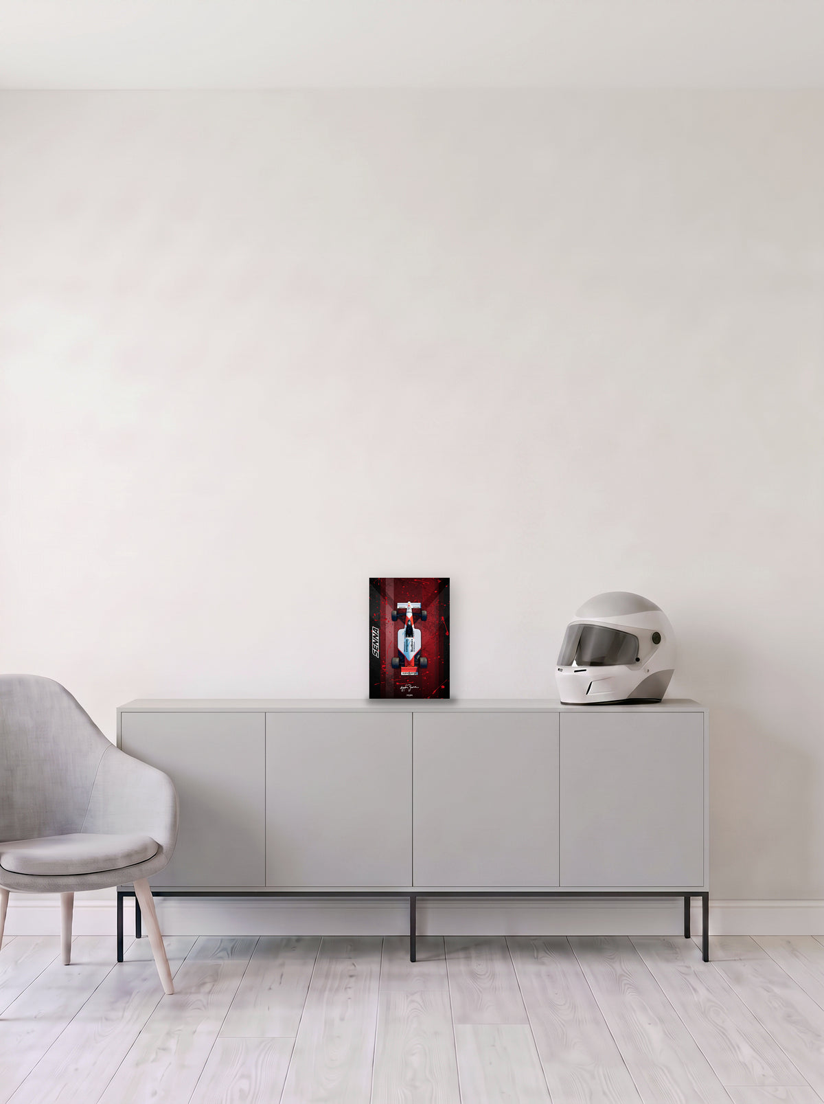Poster del McLaren MP4/6 de Ayrton Senna con salpicaduras sobre fondo rojo, en medida 20 x 30 cm, apoyado sobre un aparador gris junto a un casco de competicion, decoracion racing de MOA-Grafics.