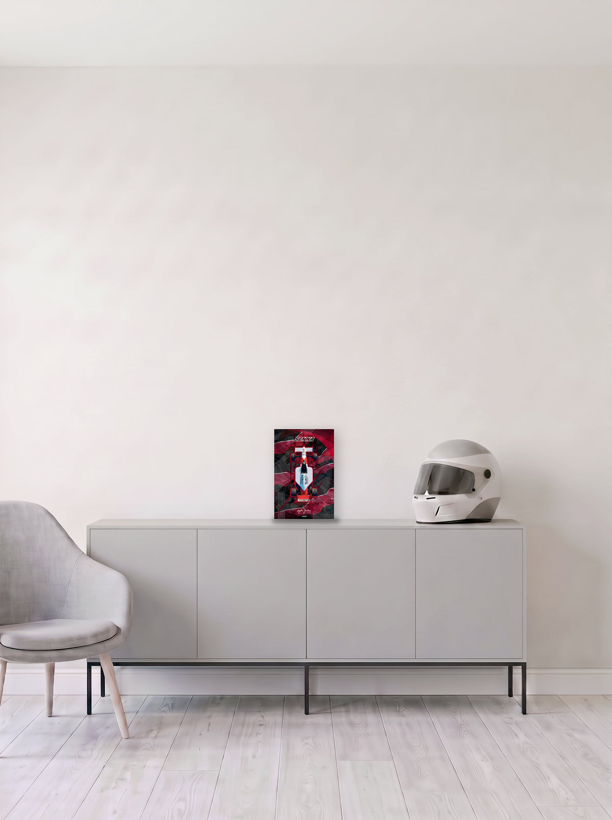 Poster del McLaren MP4/6 de Ayrton Senna con contorno de neon sobre fondo granate, en medida 20 x 30 cm, apoyado sobre un aparador gris junto a un casco de competicion, decoracion racing de MOA-Grafics.