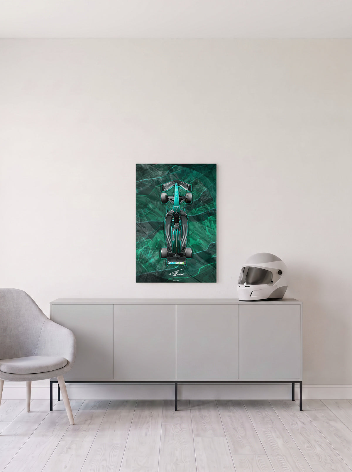 Poster del Aston Martin de Formula 1 de Fernando Alonso sobre fondo verde jaspeado, en medida 46,7 x 70 cm, colgado en la pared clara de un salon, sobre un aparador gris con un casco de competicion al lado, decoracion racing de MOA-Grafics.