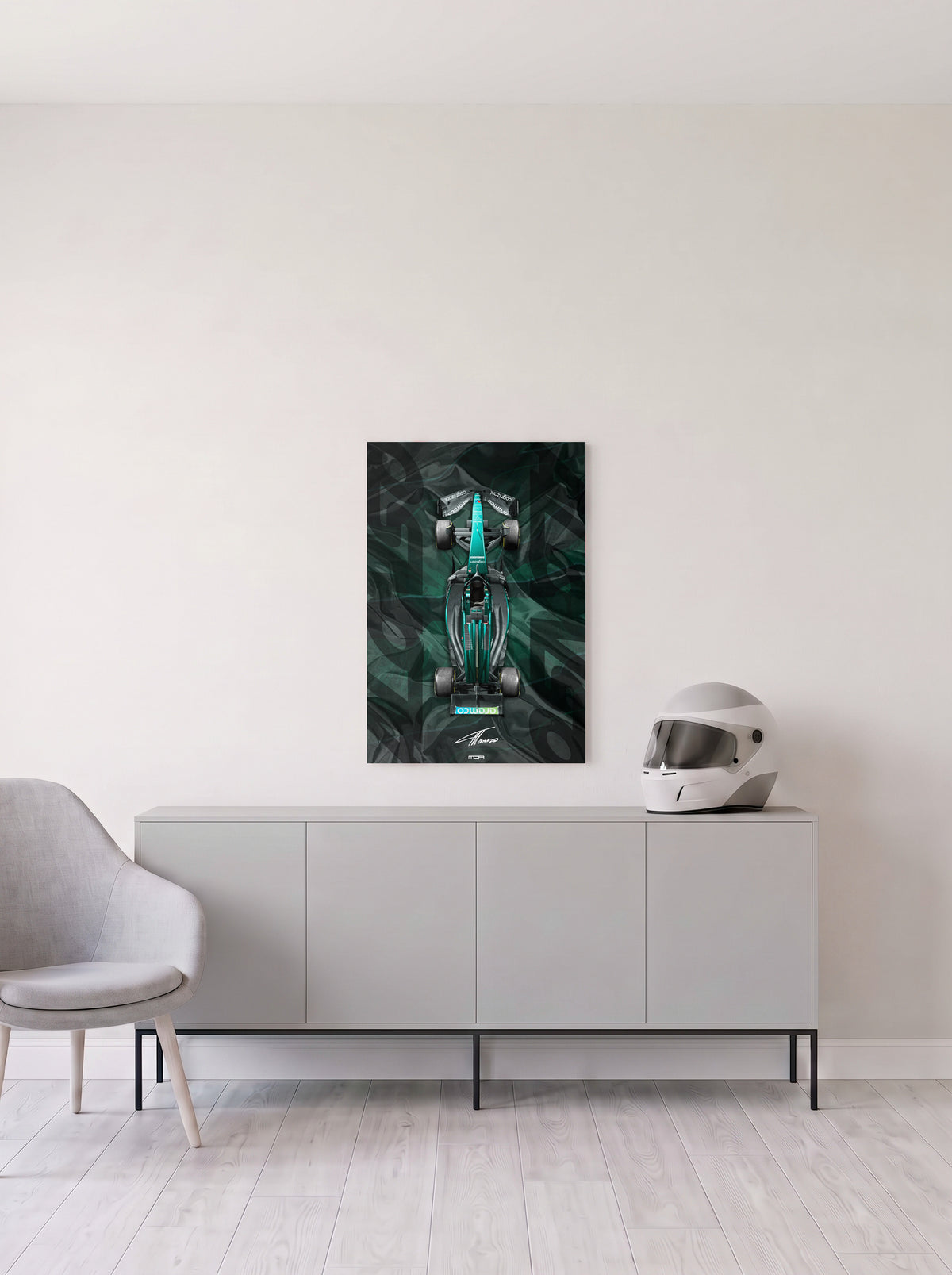 Poster del Aston Martin de Formula 1 de Fernando Alonso sobre fondo verde oscuro con formas superpuestas, en medida 46,7 x 70 cm, colgado en la pared clara de un salon, sobre un aparador gris con un casco de competicion al lado, decoracion racing de MOA-Grafics.