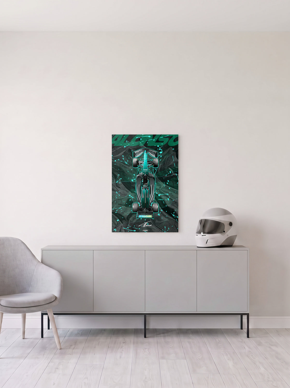 Poster del Aston Martin de Formula 1 de Fernando Alonso con su apellido en grande sobre fondo verde, en medida 46,7 x 70 cm, colgado en la pared clara de un salon, sobre un aparador gris con un casco de competicion al lado, decoracion racing de MOA-Grafics.