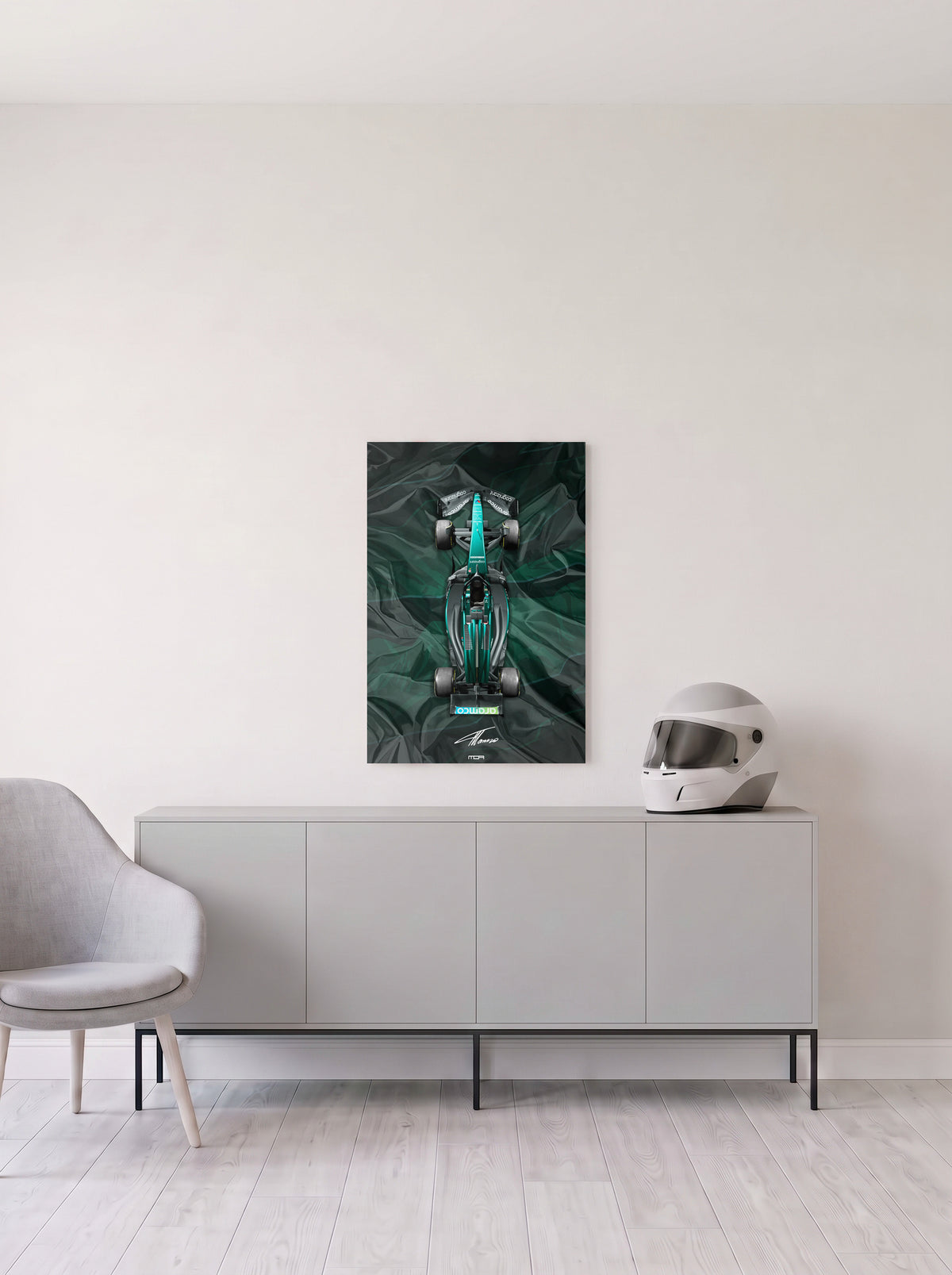 Poster del Aston Martin de Formula 1 de Fernando Alonso sobre fondo verde oscuro satinado, en medida 46,7 x 70 cm, colgado en la pared clara de un salon, sobre un aparador gris con un casco de competicion al lado, decoracion racing de MOA-Grafics.