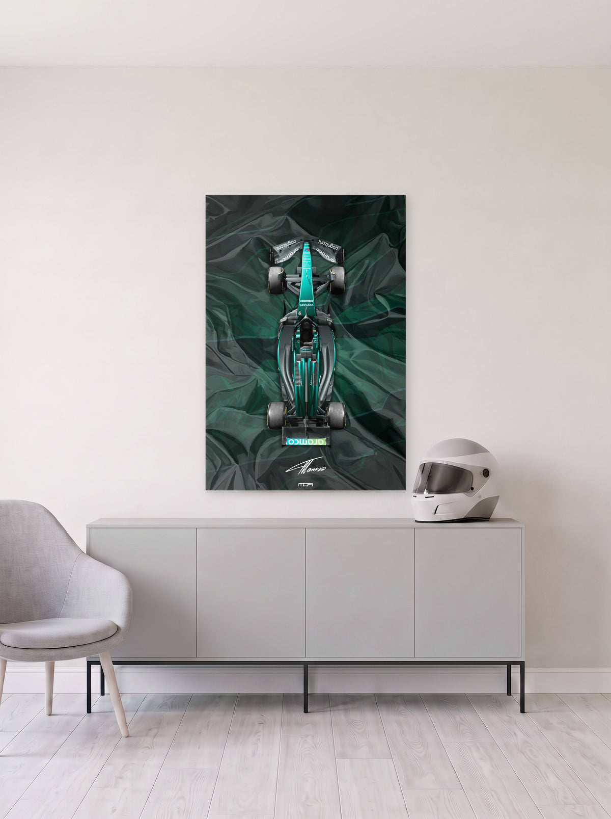 Poster del Aston Martin de Formula 1 de Fernando Alonso sobre fondo verde oscuro satinado, colgado en la pared clara de un salon, sobre un aparador gris con un casco de competicion al lado, decoracion racing de MOA-Grafics.