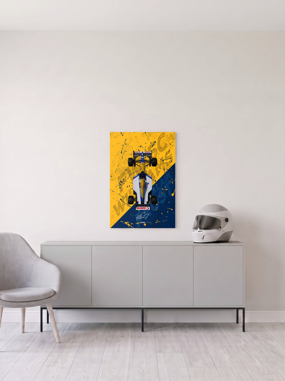 Poster del Williams FW15C de Alain Prost sobre fondo amarillo y azul, en medida 46,7 x 70 cm, colgado en la pared clara de un salon, sobre un aparador gris con un casco de competicion al lado, decoracion racing de MOA-Grafics.