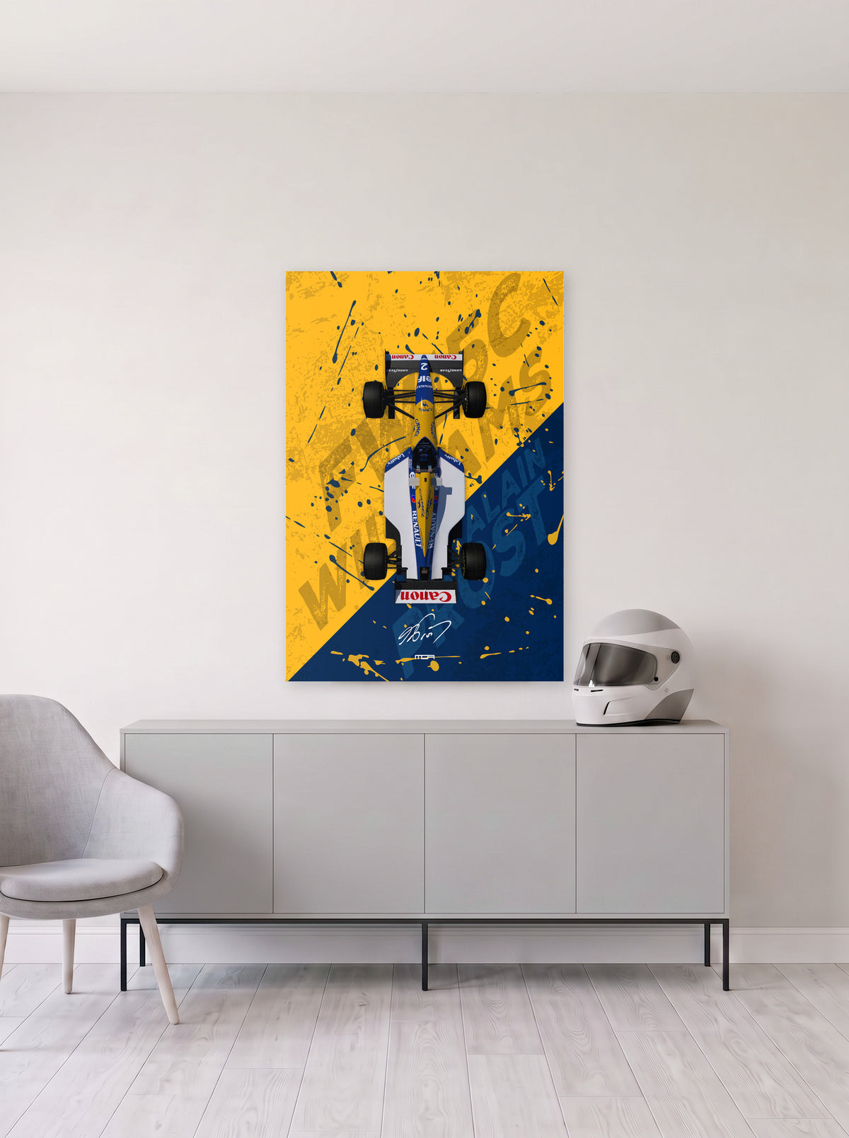 Poster del Williams FW15C de Alain Prost sobre fondo amarillo y azul, colgado en la pared clara de un salon, sobre un aparador gris con un casco de competicion al lado, decoracion racing de MOA-Grafics.