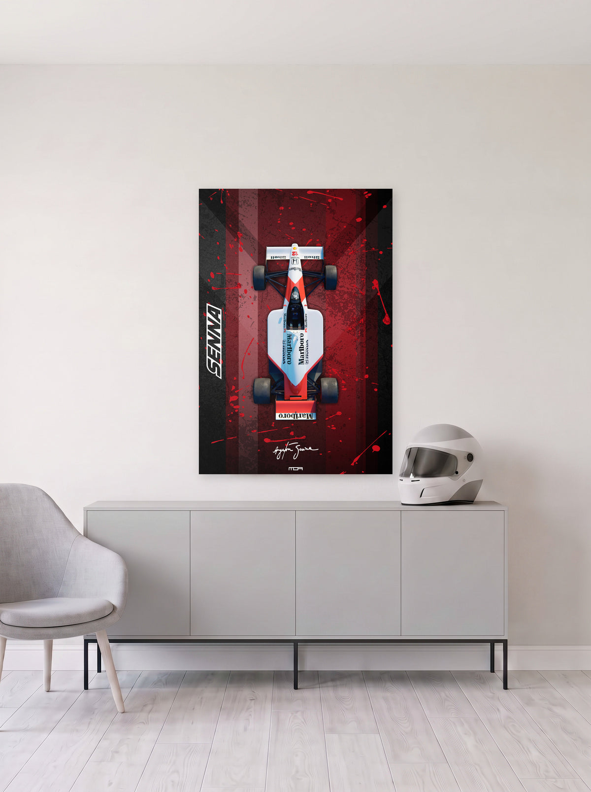 Poster del McLaren MP4/6 de Ayrton Senna con salpicaduras sobre fondo rojo, colgado en la pared clara de un salon, sobre un aparador gris con un casco de competicion al lado, decoracion racing de MOA-Grafics.
