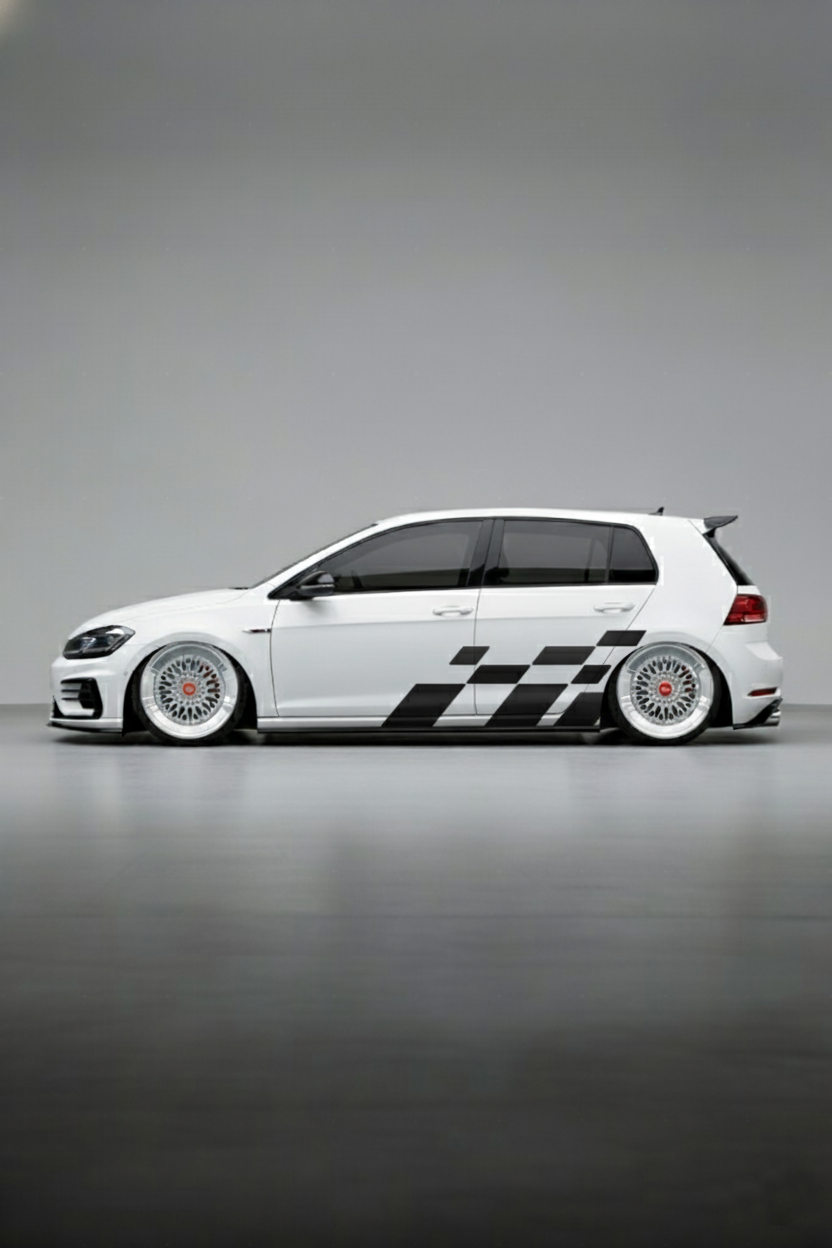 Coche con kit de vinilo Bandera de Cuadros aplicado en el lateral. Diseño ajedrezado clásico de competición, simbolizando la victoria.