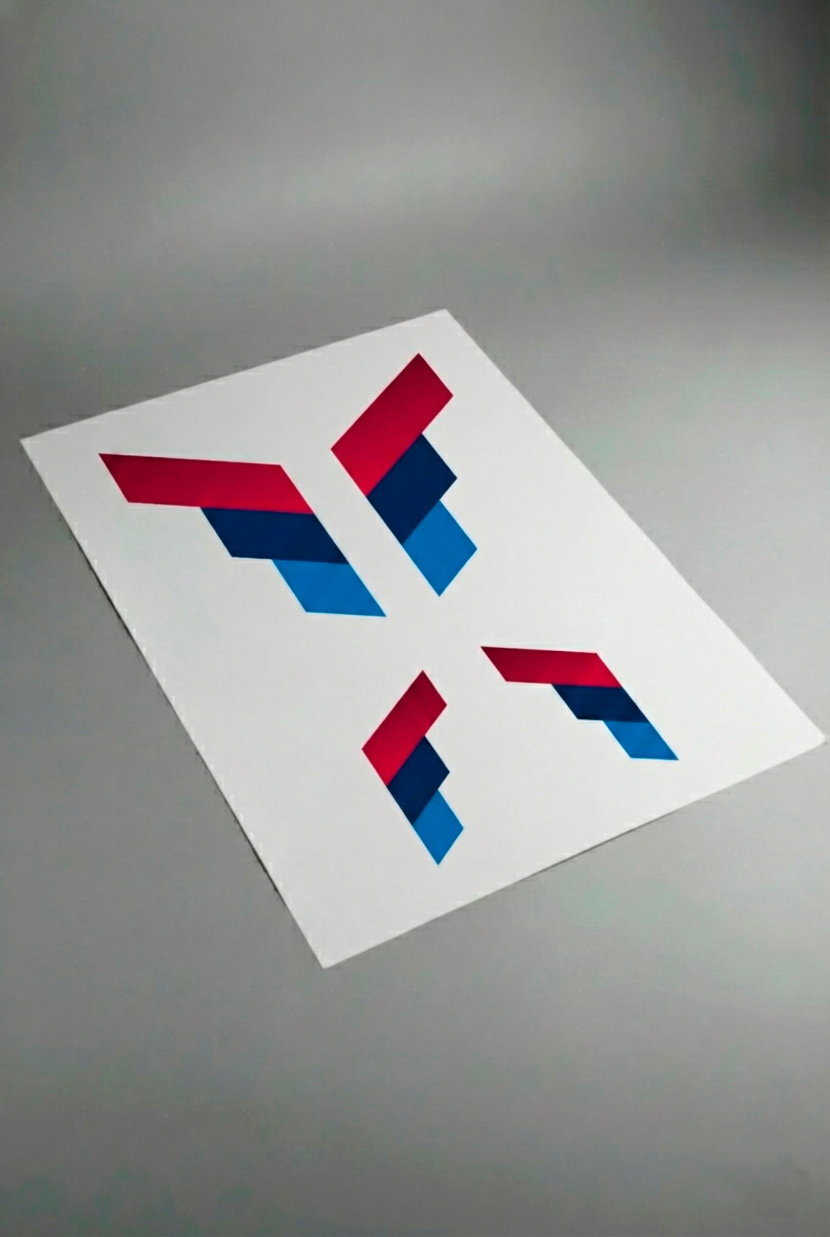Pliego de vinilos con las franjas Motorsport precortadas en azul claro, azul oscuro y rojo. Este vinilo adhesivo está listo para la auto-instalación (DIY) en cualquier modelo BMW, permitiendo una personalización casera y sencilla.