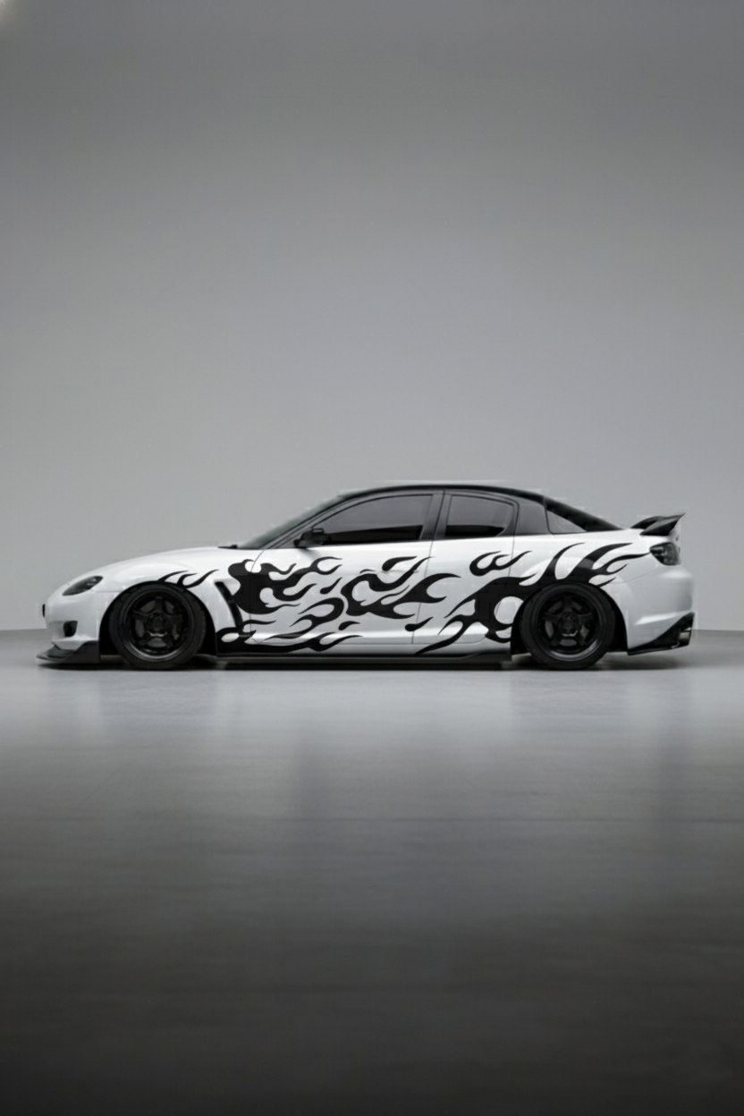 Coche con kit de vinilo Japan Black Flames instalado en el lateral. Diseño de llamas negras con estilo japonés para personalización rápida y JDM.