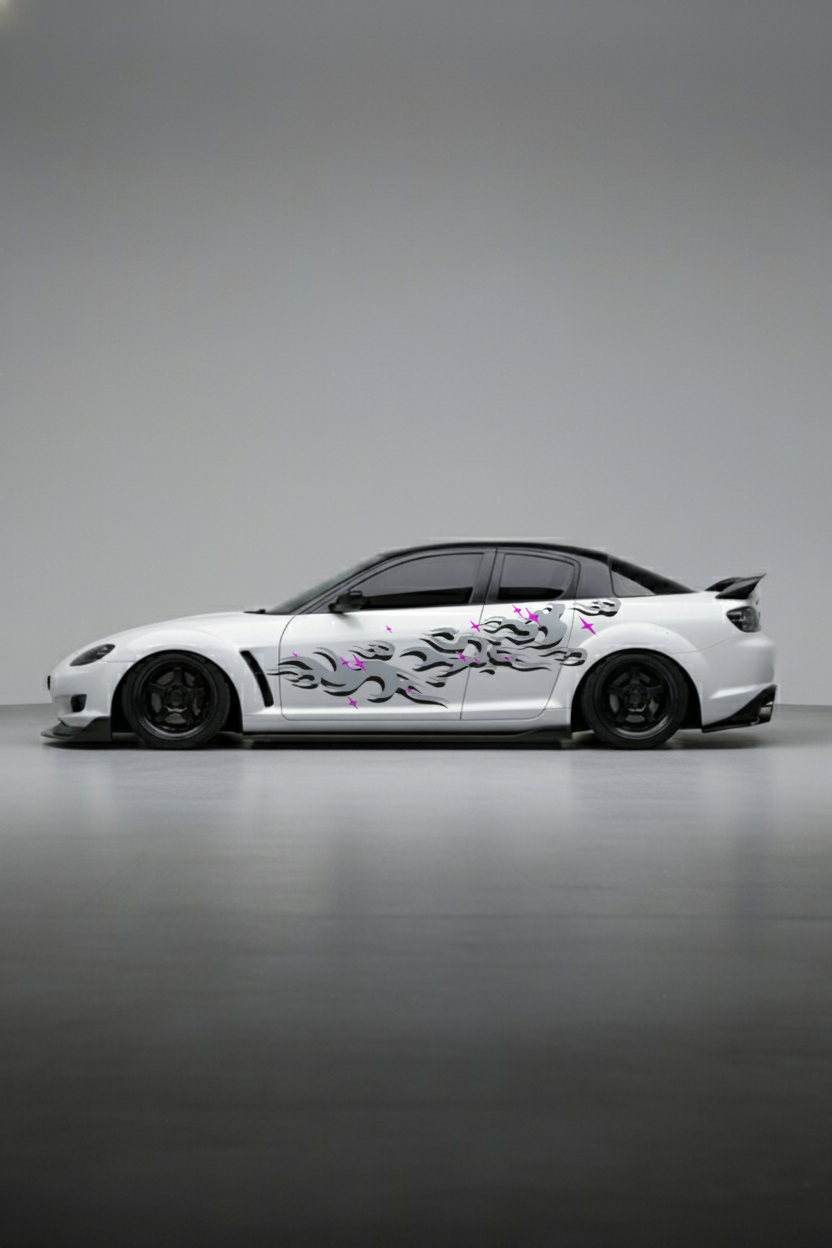 Coche con kit de vinilo Japan Grey Flames instalado en el lateral. Diseño sutil de llamas grises con estilo JDM para personalización rápida.