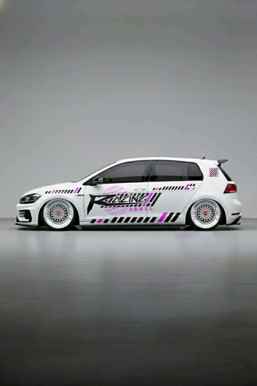 Coche con kit de vinilo Japan Racing aplicado. Librea de estilo JDM con gráficos dinámicos, ideal para cultura drift y tuning japonés.