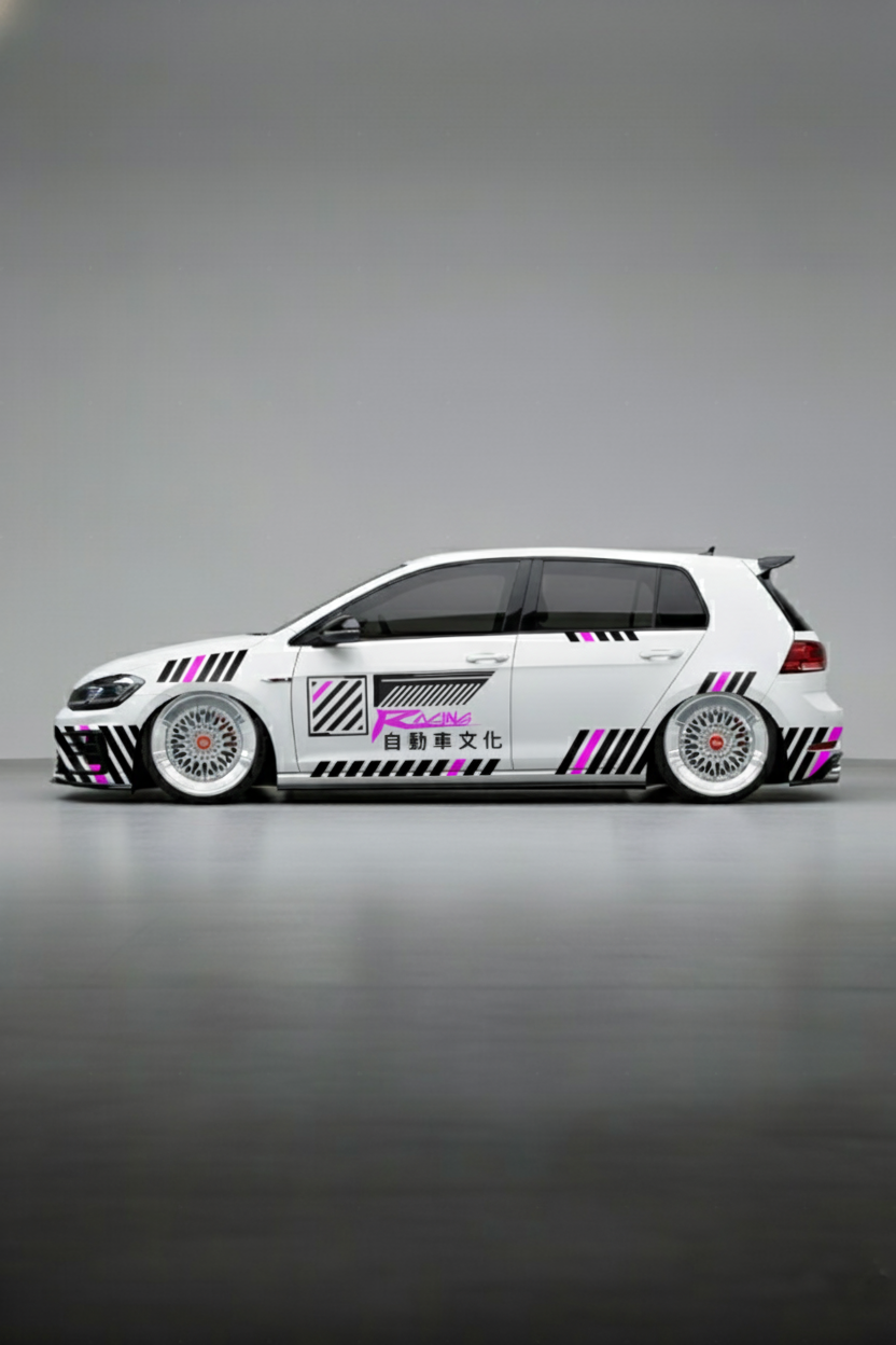 Coche con kit de vinilo Japan Racing V2 aplicado en el lateral. Librea de estilo JDM con gráficos dinámicos y elementos de cultura tuning japonés.