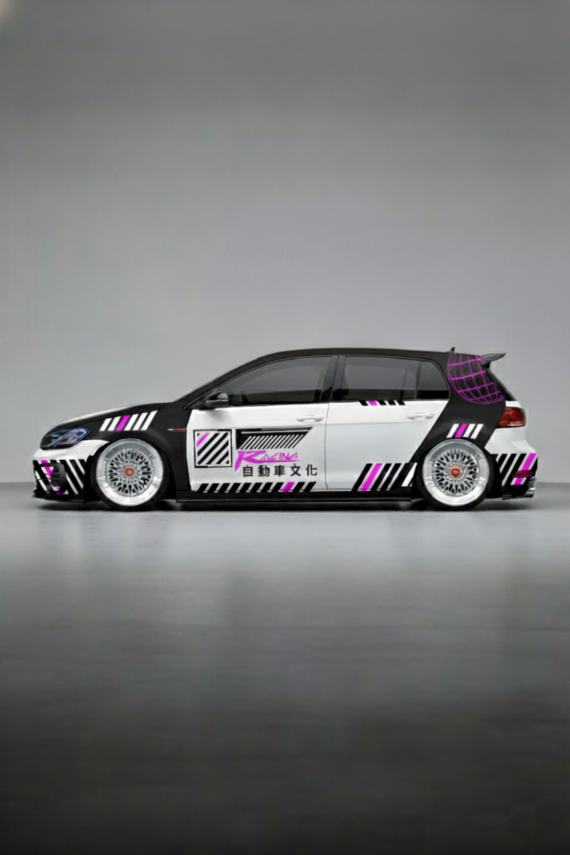 Coche con kit de vinilo Japan Racing Widebody aplicado, destacando el diseño en las aletas y pasos de rueda ensanchados. Estilo JDM de competición.