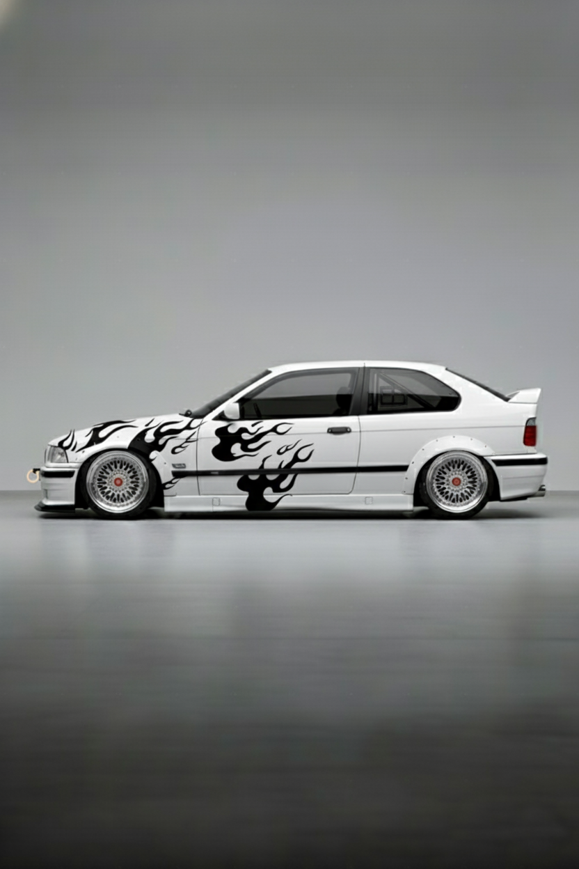 Coche con kit de vinilo Llamas Negras Mate aplicado en los laterales y capó. Diseño flameado clásico para un look hot rod o tuning agresivo.