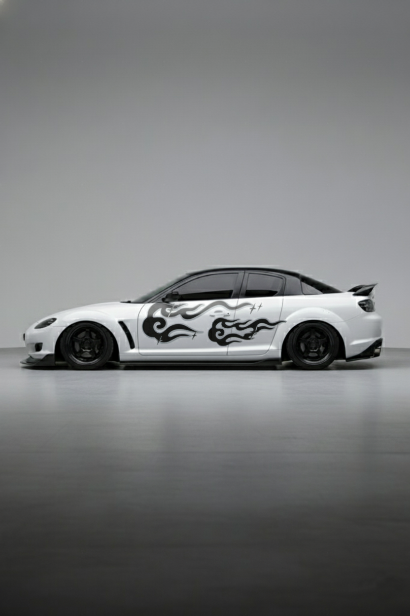 Coche con kit de vinilo Llamas Nubladas instalado en el lateral. Diseño etéreo de llamas en gris y blanco para una personalización automotriz única.