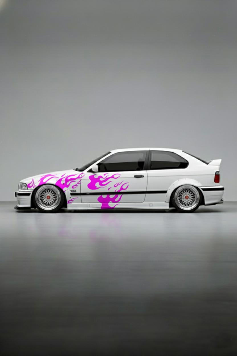 Coche con kit de vinilo Llamas Rosa Neón aplicado en laterales y capó. Diseño de flamas rosas ideal para estilos drift, tuning o JDM atrevido.