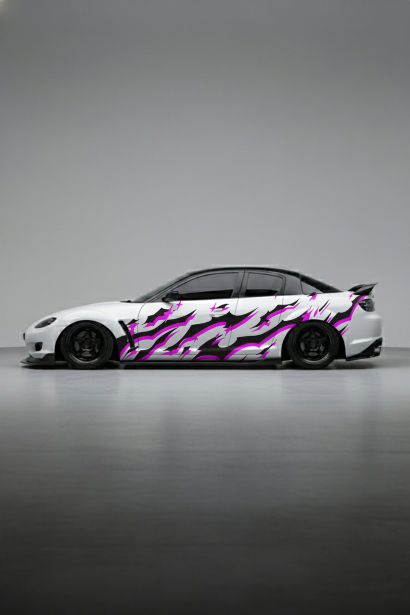 Coche deportivo con kit de vinilo tribal rosa (Pink Tribal) instalado en el lateral. Personalización automotriz vibrante y de estilo agresivo.