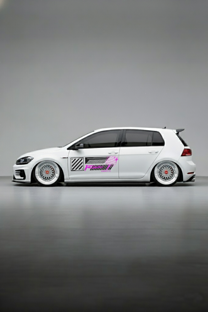 Coche con kit de vinilo Racing Style aplicado en el lateral. Diseño de librea deportiva universal con gráficos dinámicos para carreras.