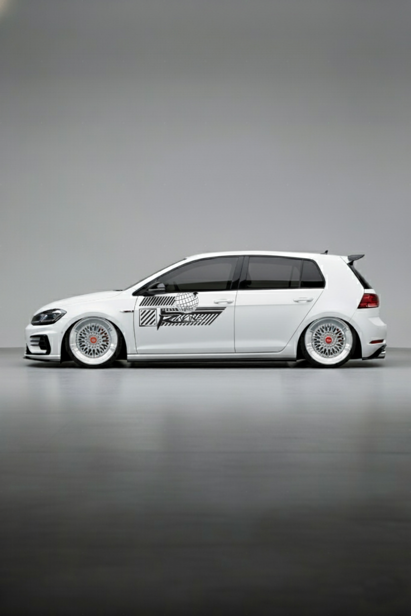 Coche con kit de vinilo Racing Style aplicado en el lateral. Diseño de librea deportiva universal con gráficos dinámicos para carreras.