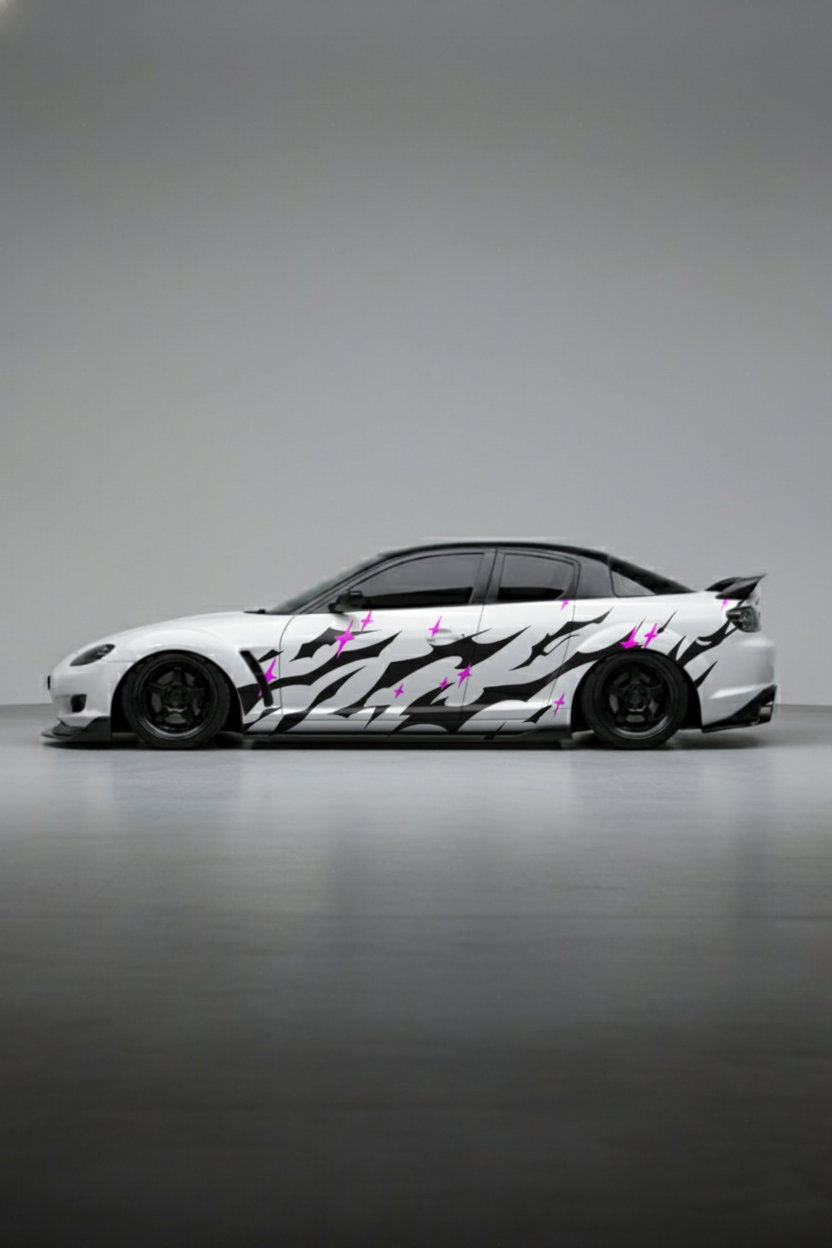 Coche blanco con kit de vinilo Star Tribal en negro y rosa magenta instalado en el lateral. Personalización automotriz rápida y de alto impacto.
