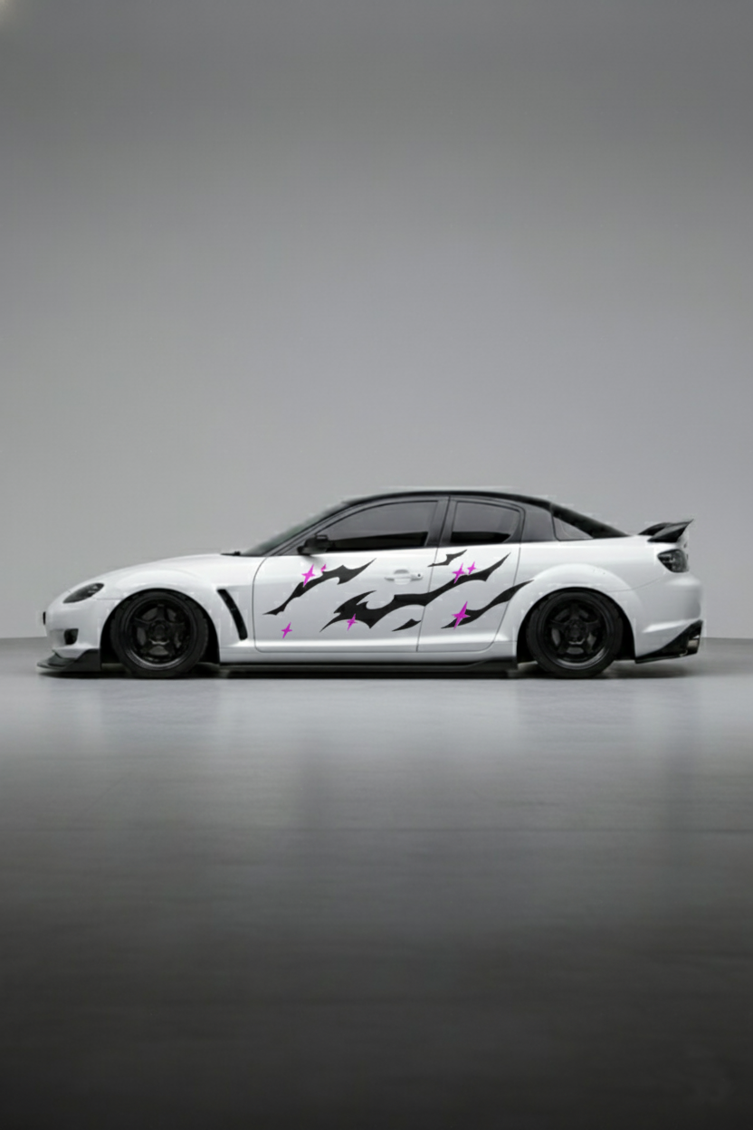 Coche con kit de vinilos Tribal Stars Mini en color negro instalado en el lateral. Personalización rápida con diseño de estrellas y motivos tribales.