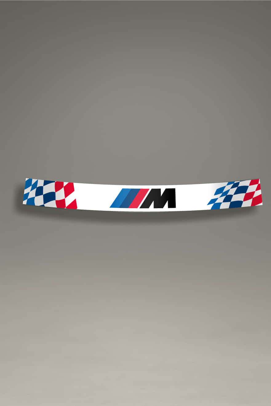 Banda solar adhesiva en color blanco para parabrisas delantero. Diseño de competición con bandera a cuadros azul y roja en los laterales y logo BMW M.