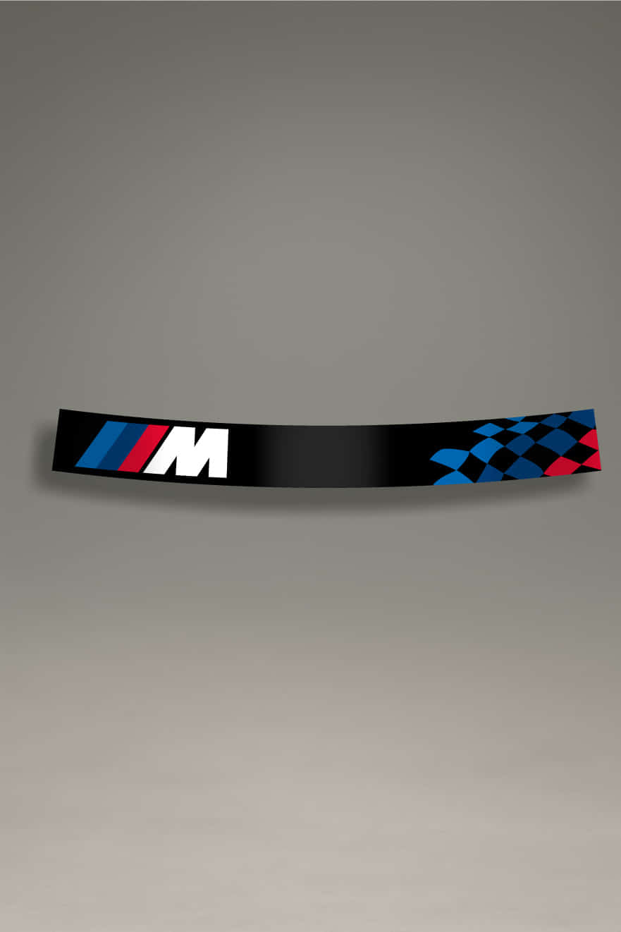 Parasol BMW M en color negro con detalles en blanco, incluyendo el logotipo de BMW M y un diseño de cuadros en azul y rojo en el extremo derecho. Un accesorio perfecto para personalizar y dar un toque deportivo a los vehículos BMW, con un estilo elegante y moderno.