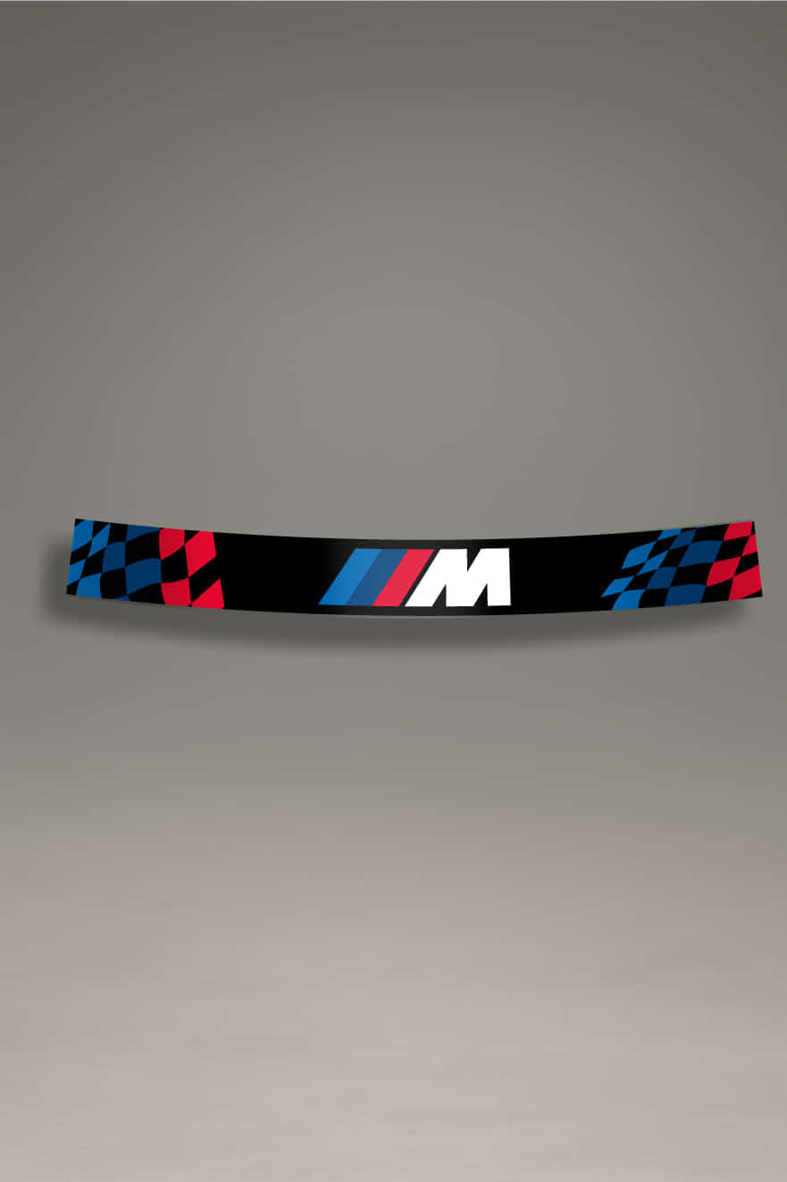 Parasol de vinilo negro para parabrisas, con logo M de BMW y extremos de bandera de carreras a cuadros en rojo y azul. Ideal para un look de competición y protección solar.