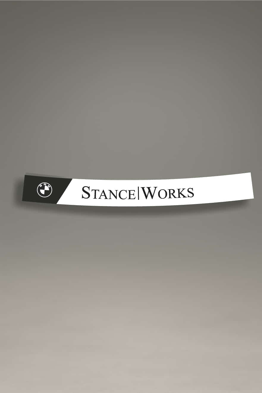 Parasol BMW Stance en color blanco con el logotipo de BMW y el texto "STANCE|WORKS" en negro, destacando un diseño elegante y deportivo. Ideal para personalizar vehículos BMW con un toque de estilo y distinción en la estética de alto rendimiento.