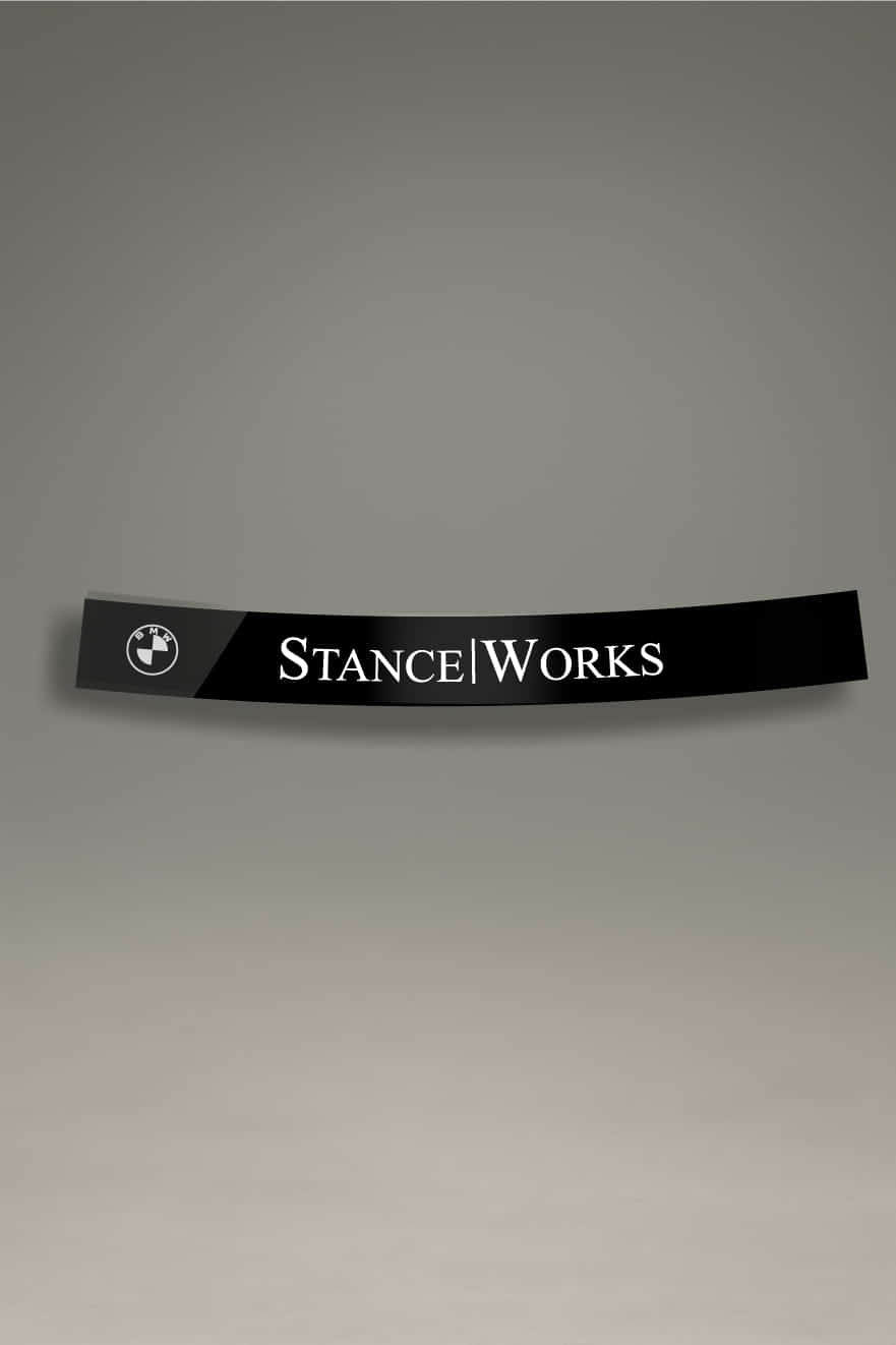 Parasol BMW Stance en color negro con el logotipo de BMW y el texto "STANCE|WORKS" en blanco, ofreciendo un diseño moderno y deportivo. Perfecto para aquellos que buscan personalizar sus vehículos BMW con un toque de rendimiento y estilo.