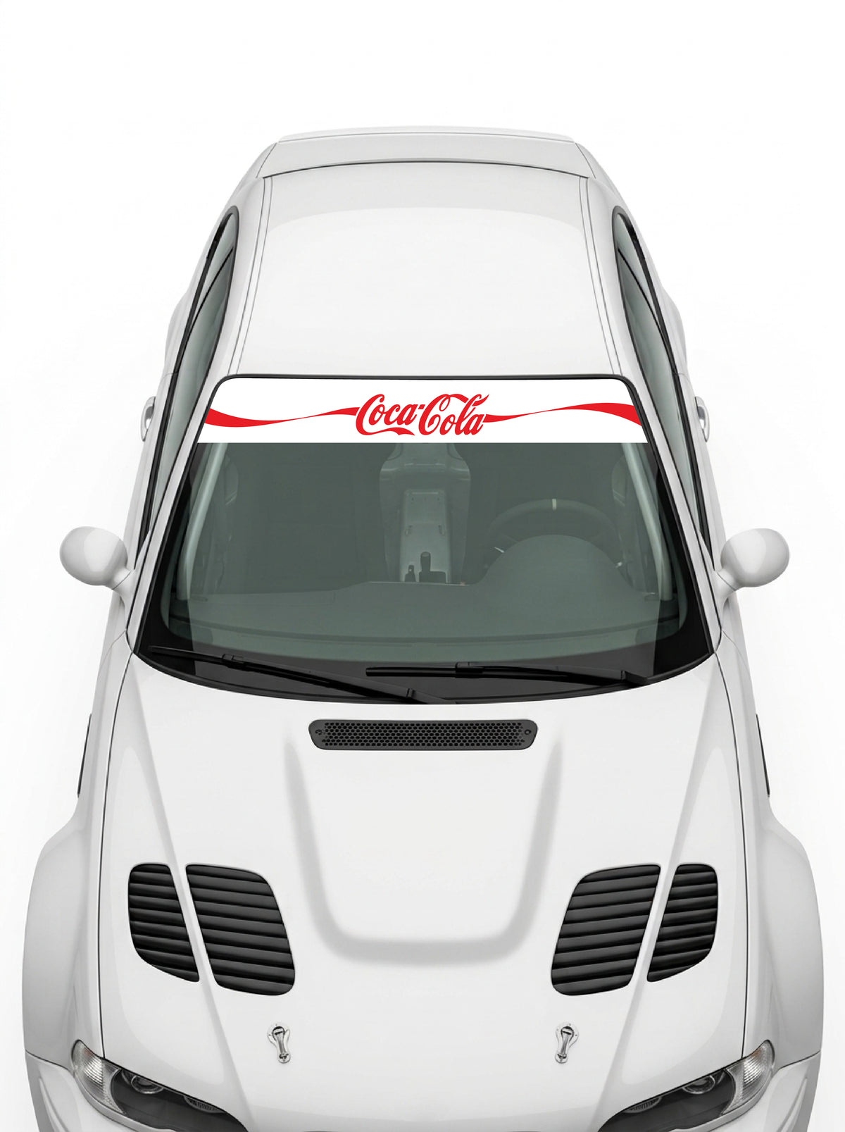 Coche con el parasol de vinilo Coca-Cola blanco con el lettering Coca-Cola en rojo a todo lo ancho instalado en el parabrisas