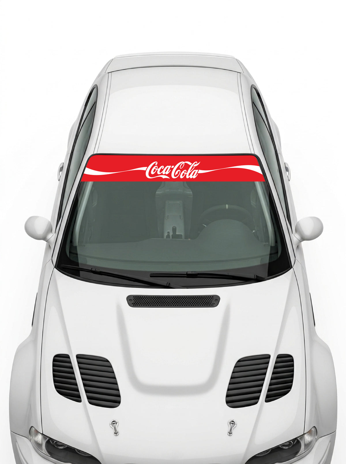 Coche con el parasol de vinilo Coca-Cola rojo con el lettering Coca-Cola en blanco a todo lo ancho instalado en el parabrisas