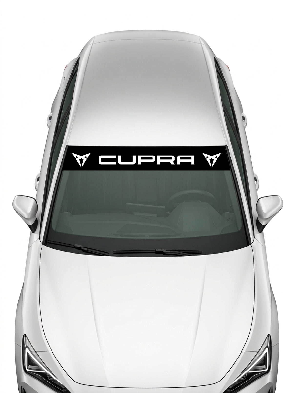 Coche con el parasol de vinilo Cupra negro con el lettering CUPRA en blanco y el emblema tribal a los dos lados instalado en el parabrisas