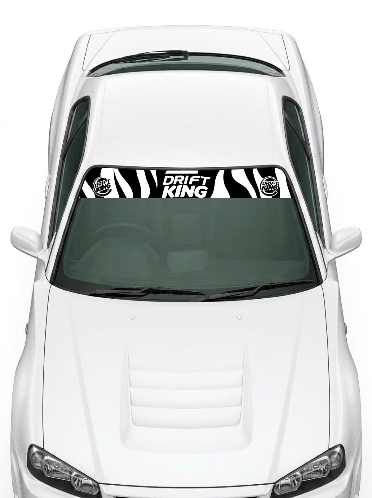 Coche con el parasol de vinilo Drift King con el estampado de cebra en blanco y negro y el lettering DRIFT KING instalado en el parabrisas