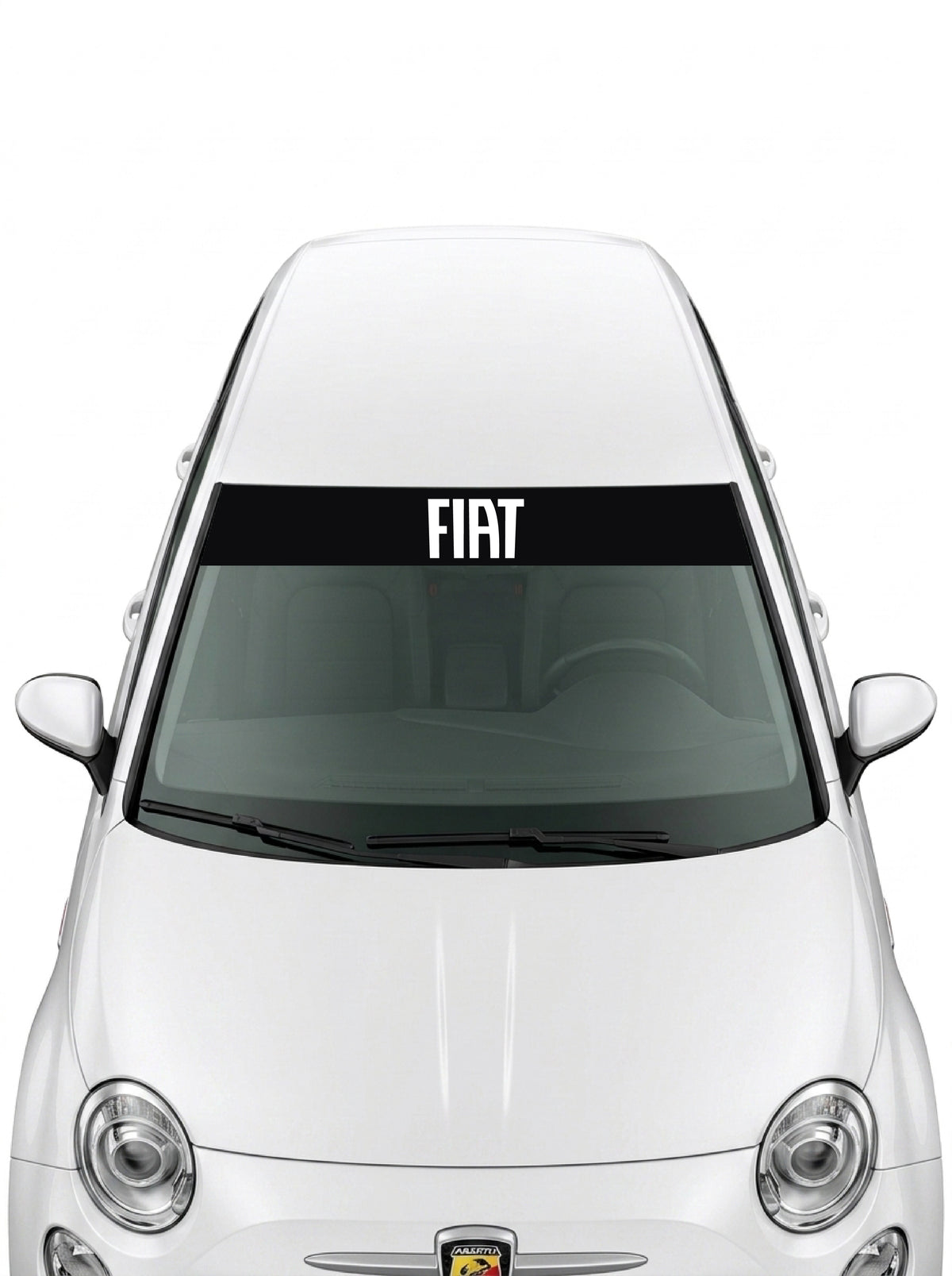 Parasol de vinilo Fiat negro con el lettering FIAT en blanco, instalado en el parabrisas de un Fiat 500 blanco