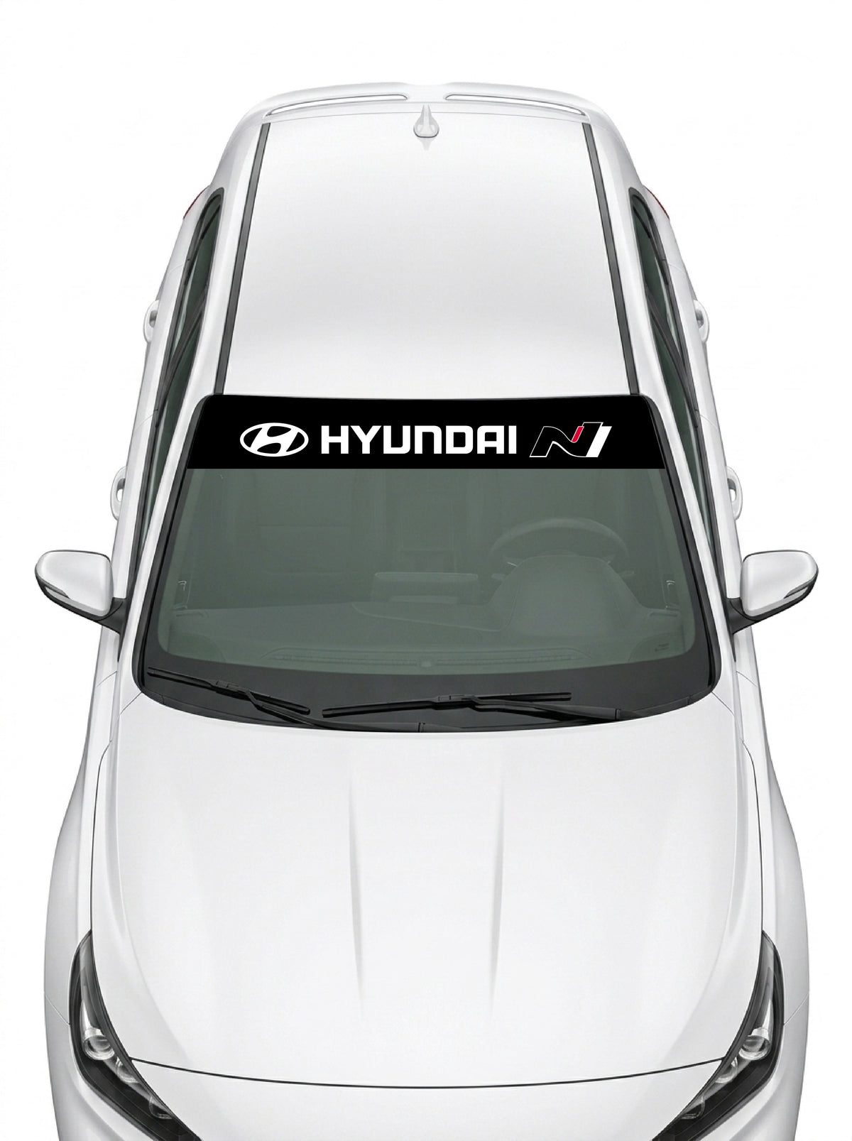 Parasol de vinilo Hyundai N negro con el emblema, el lettering HYUNDAI y el logo N, instalado en el parabrisas de un Hyundai blanco