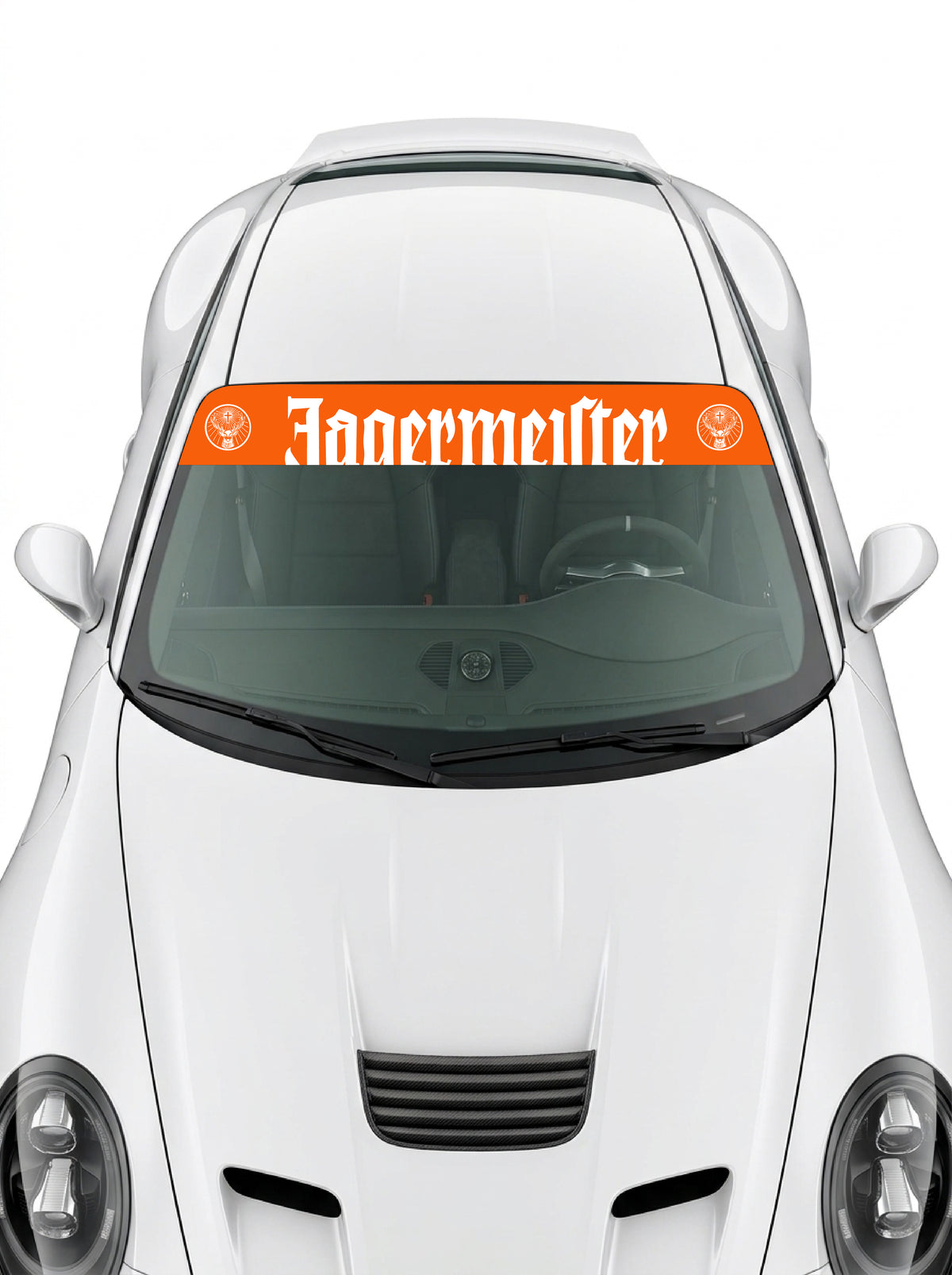 Coche con el parasol de vinilo Jagermeister naranja con el lettering en blanco y el escudo del ciervo a los dos lados instalado en el parabrisas