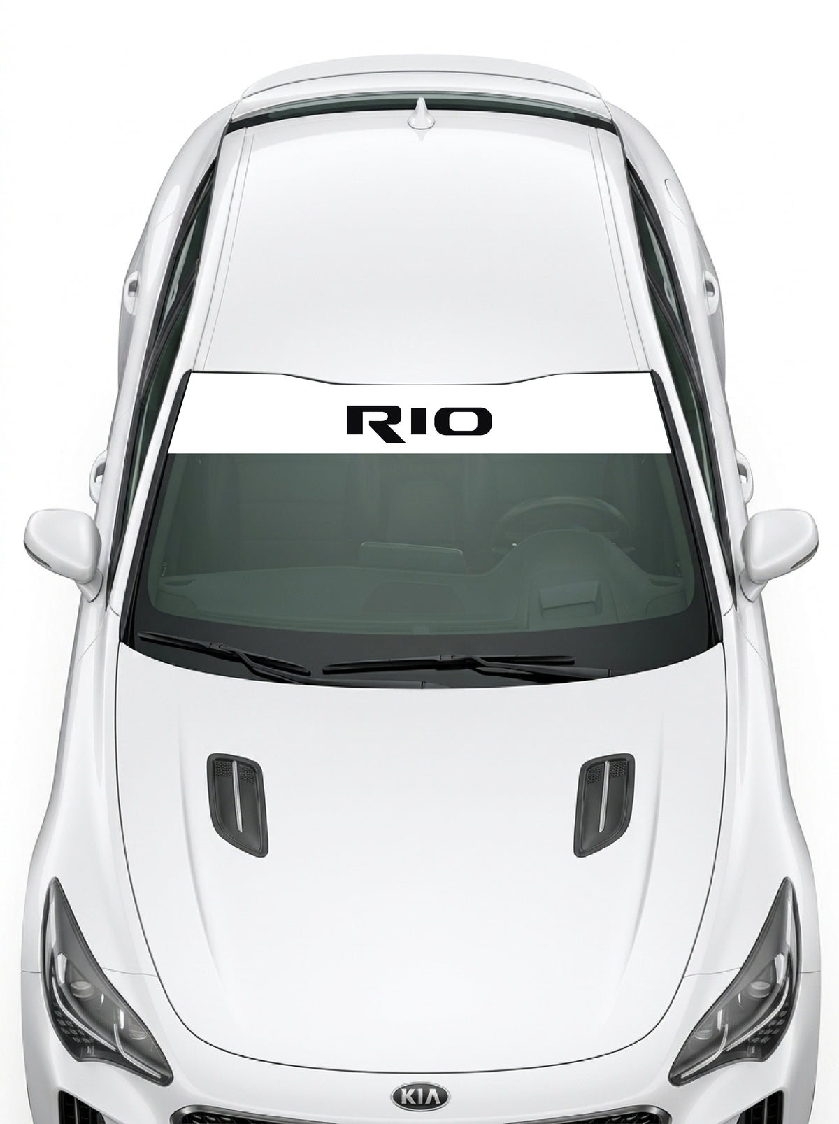 Coche con el parasol de vinilo Kia Rio blanco con el lettering RIO en negro instalado en el parabrisas