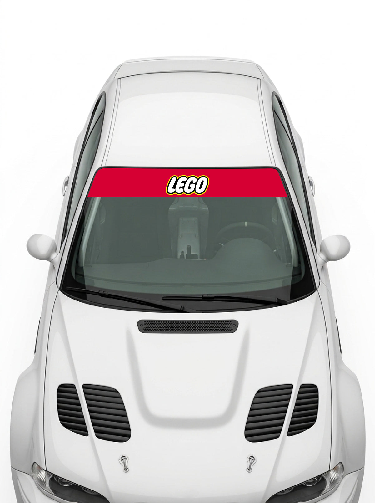 Coche con el parasol de vinilo LEGO rojo con el logotipo clasico de LEGO instalado en el parabrisas